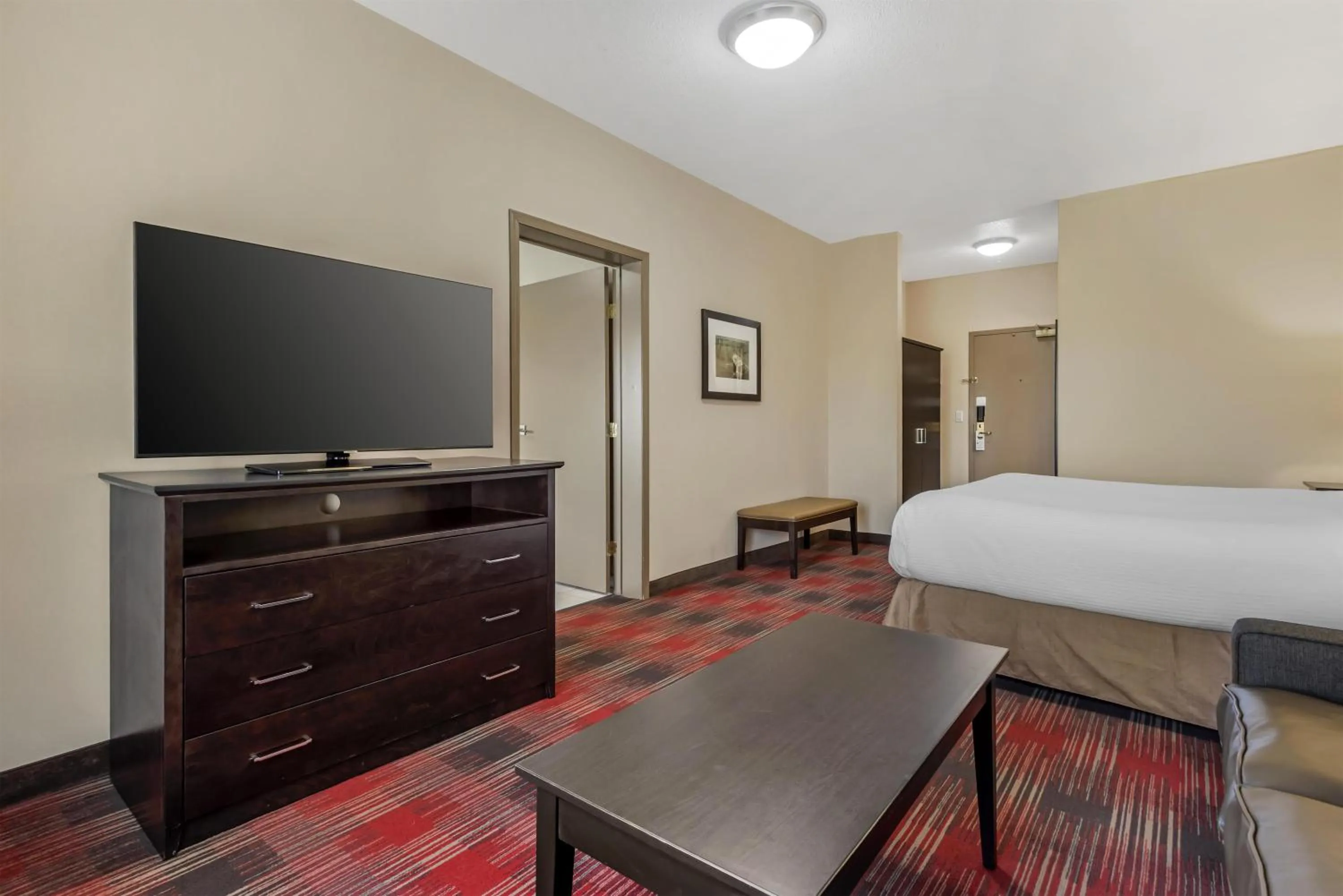 Bedroom, Bed in Best Western Plus Red Deer Inn & Suite