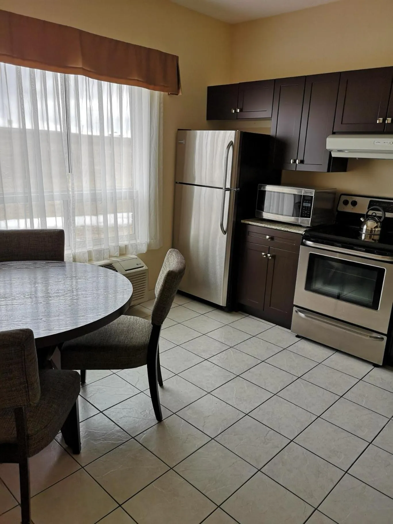 Kitchen or kitchenette in Best Western Plus Red Deer Inn & Suite