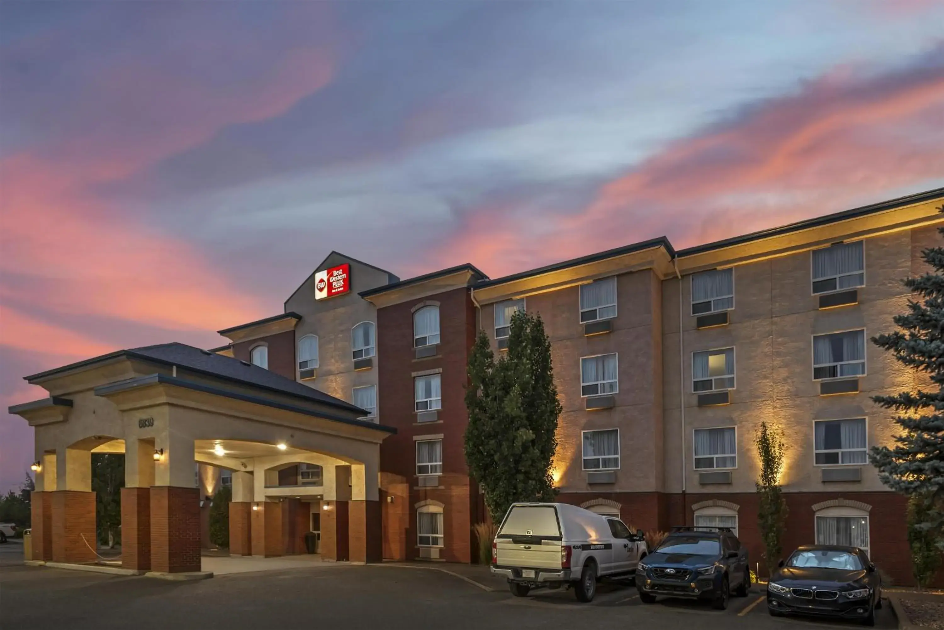 Property building in Best Western Plus Red Deer Inn & Suite Property building in Best Western Plus Red Deer Inn & Suite