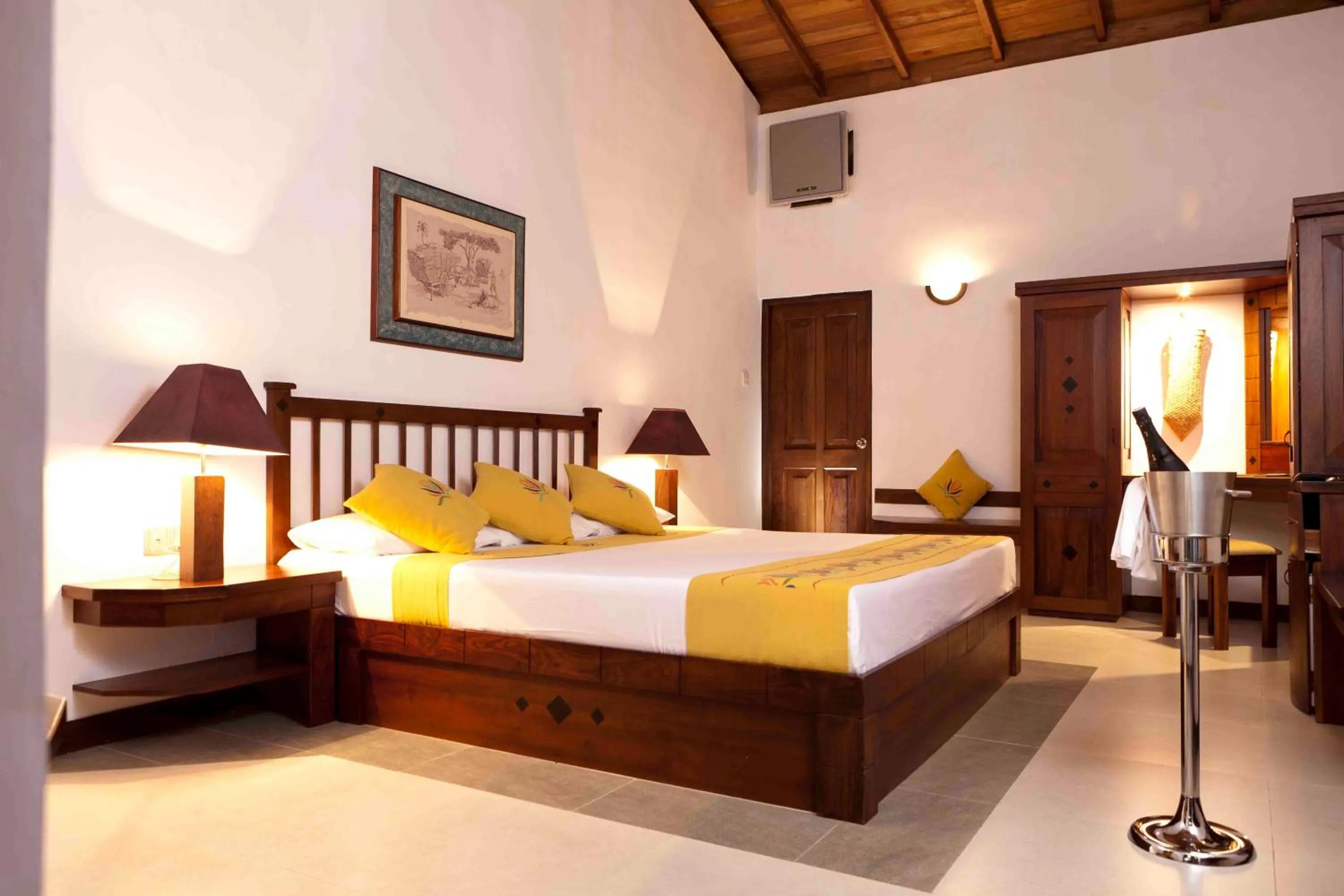 Bed in Amaya Lake Dambulla