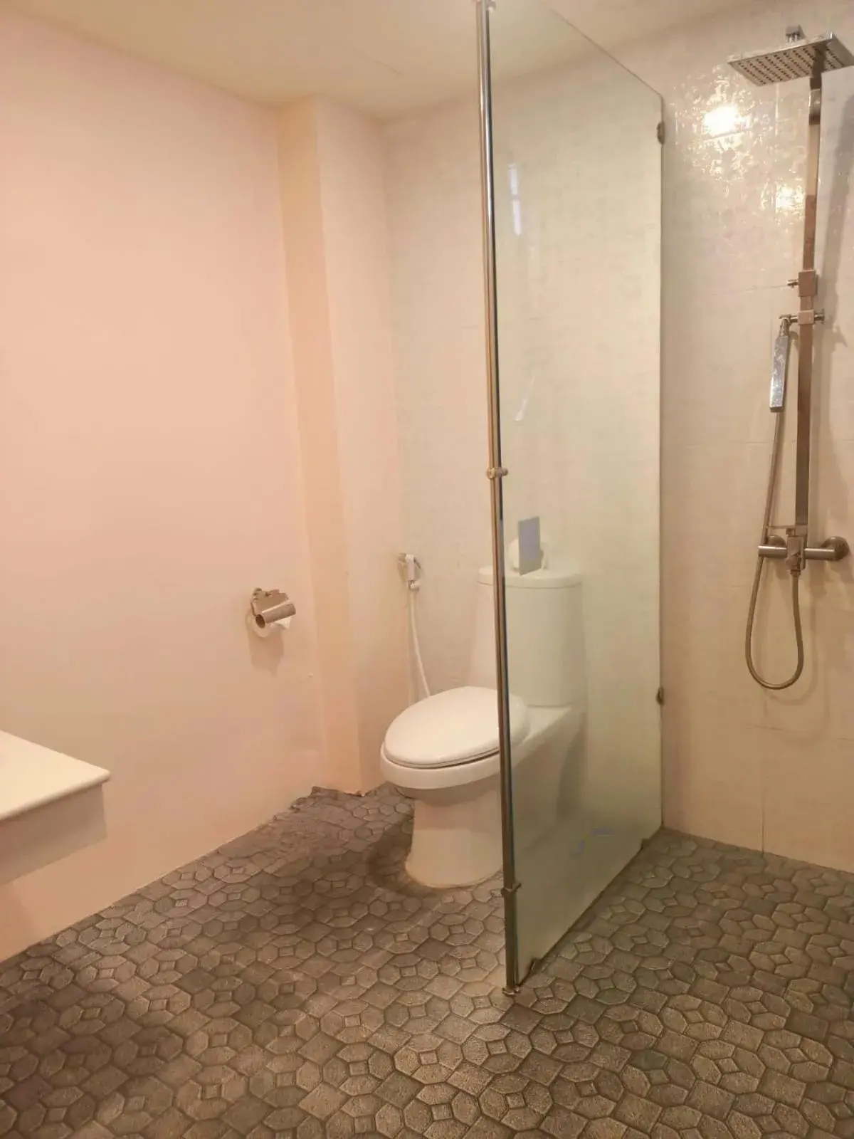 Bathroom in Hotel Romeo Palace Pattaya