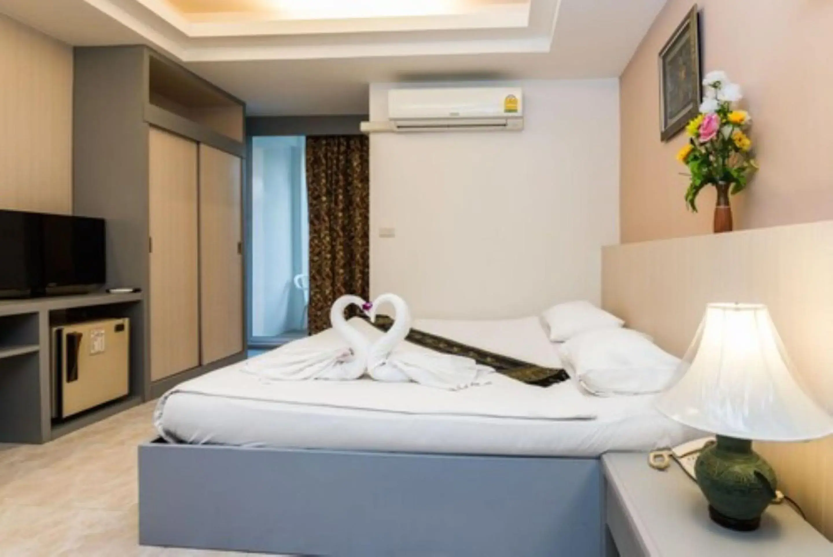 Bedroom, Bed in Hotel Romeo Palace Pattaya