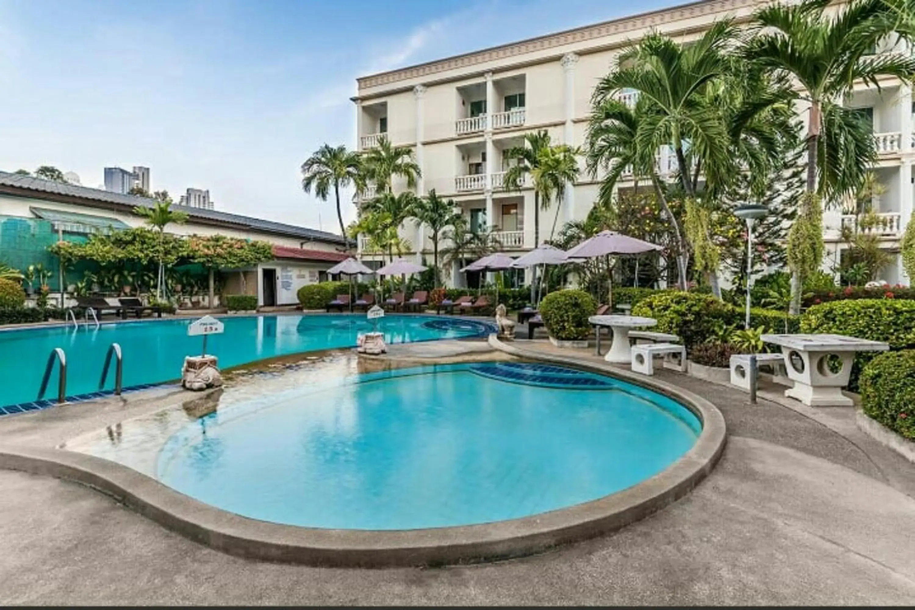 Property building, Swimming Pool in Hotel Romeo Palace Pattaya