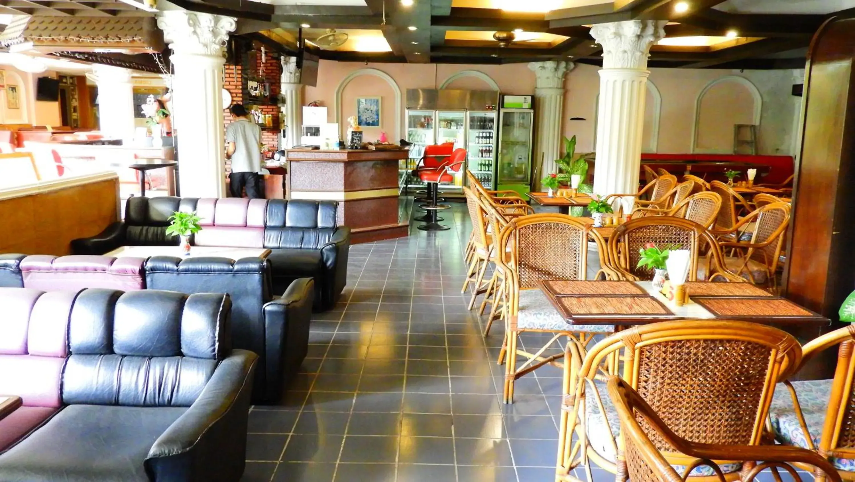 Restaurant/places to eat, Lounge/Bar in Hotel Romeo Palace Pattaya