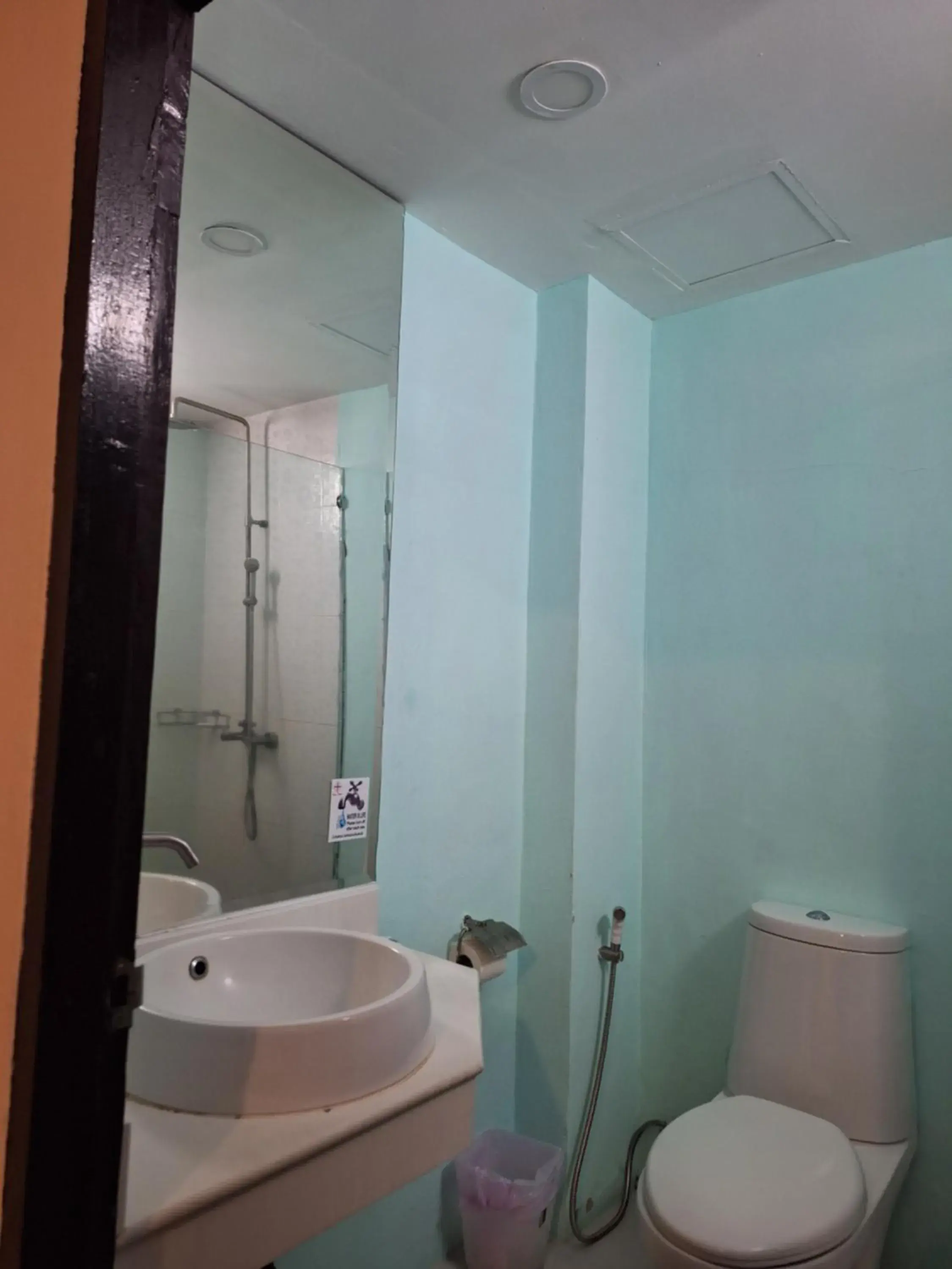 Bathroom in Hotel Romeo Palace Pattaya