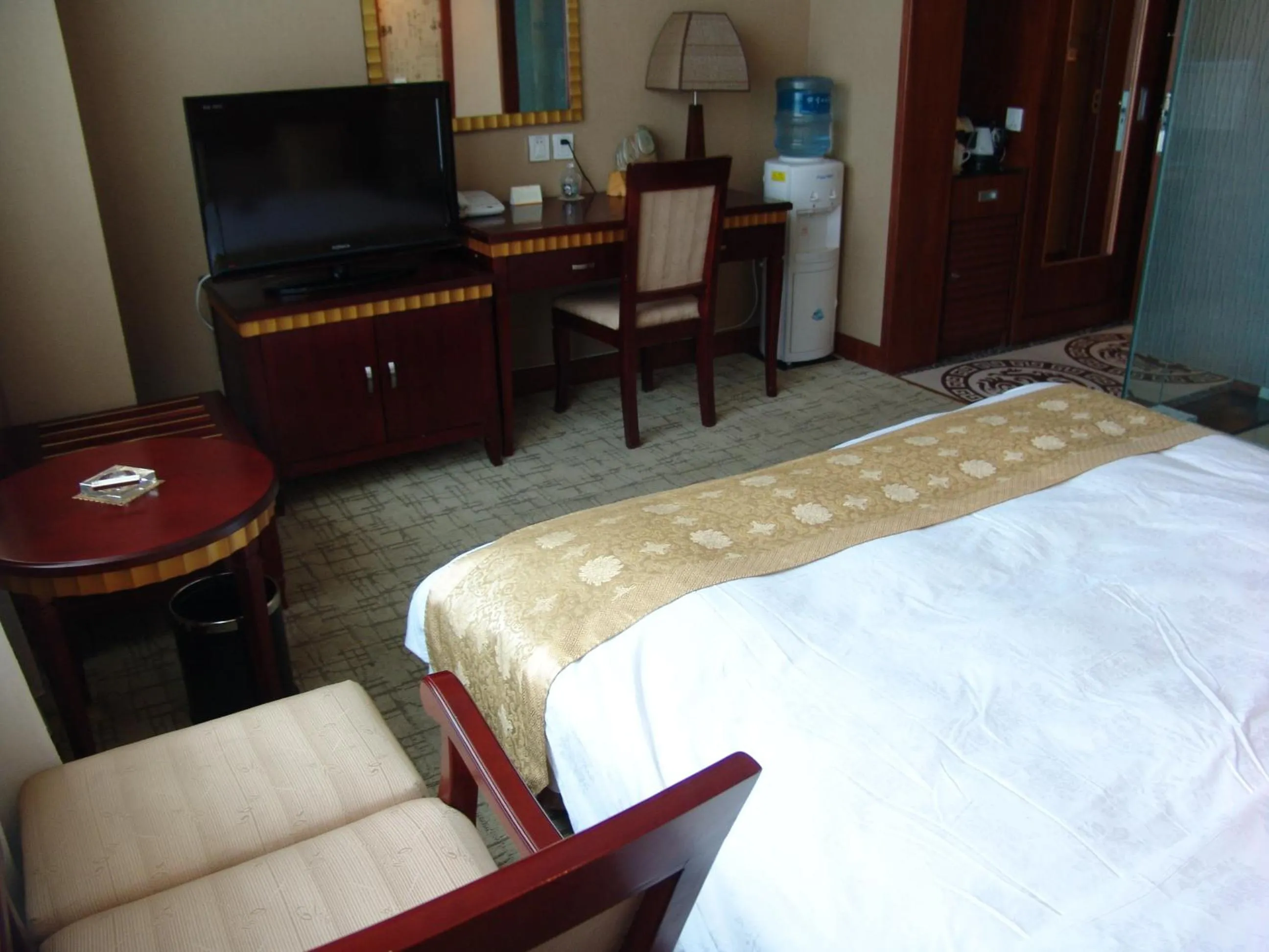 Bed in Kunming Golden Spring Hotel