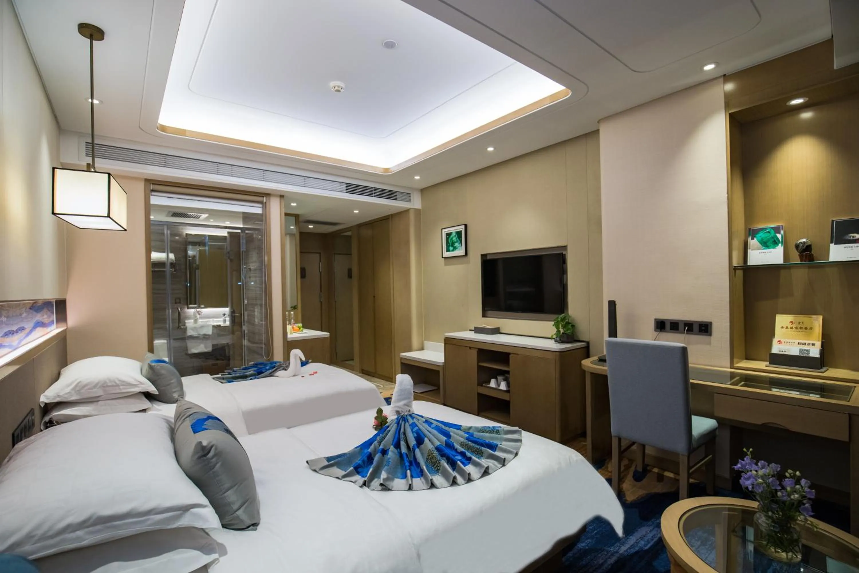 Photo of the whole room, Bed in Kunming Golden Spring Hotel