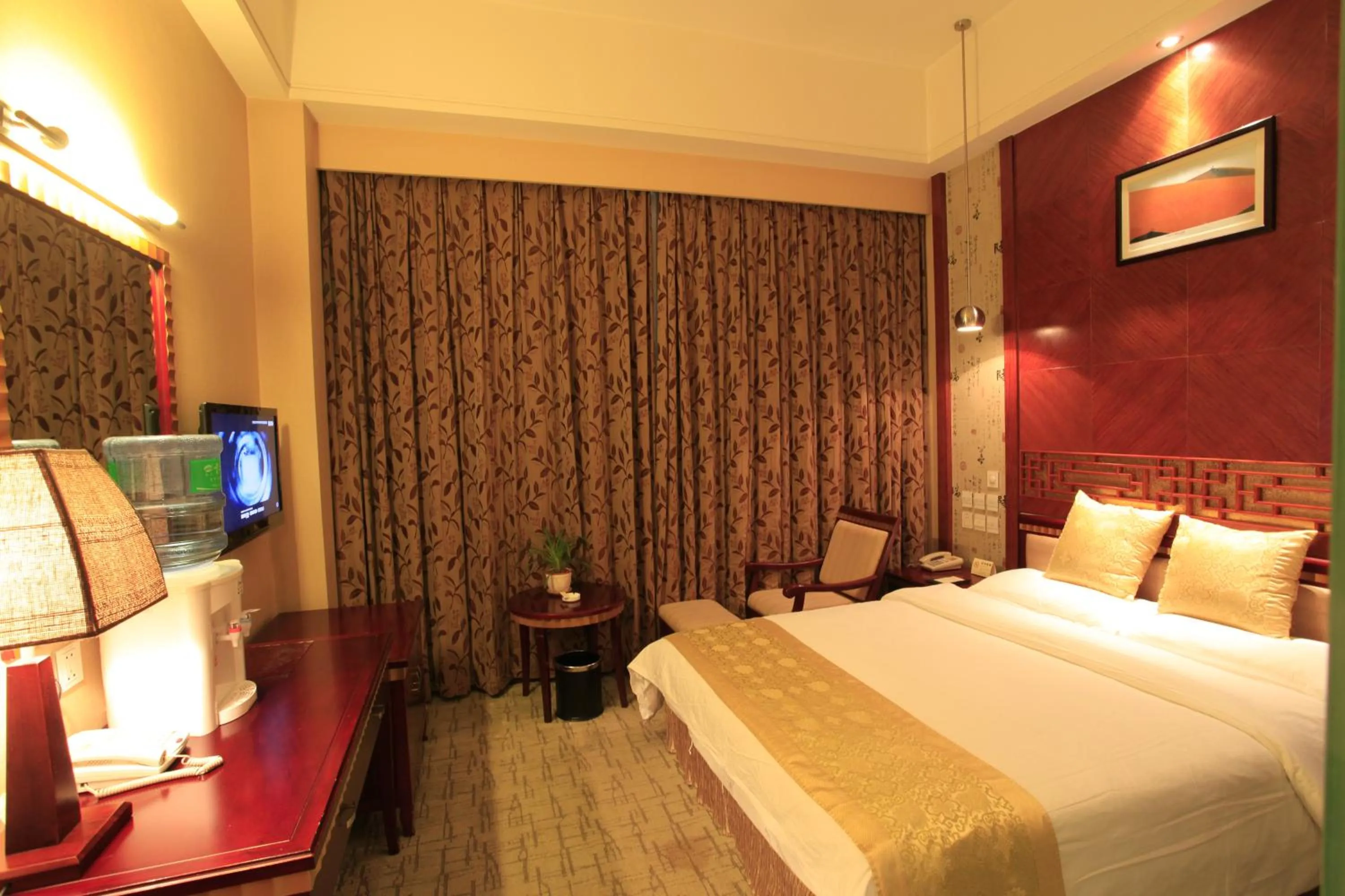 Bed in Kunming Golden Spring Hotel