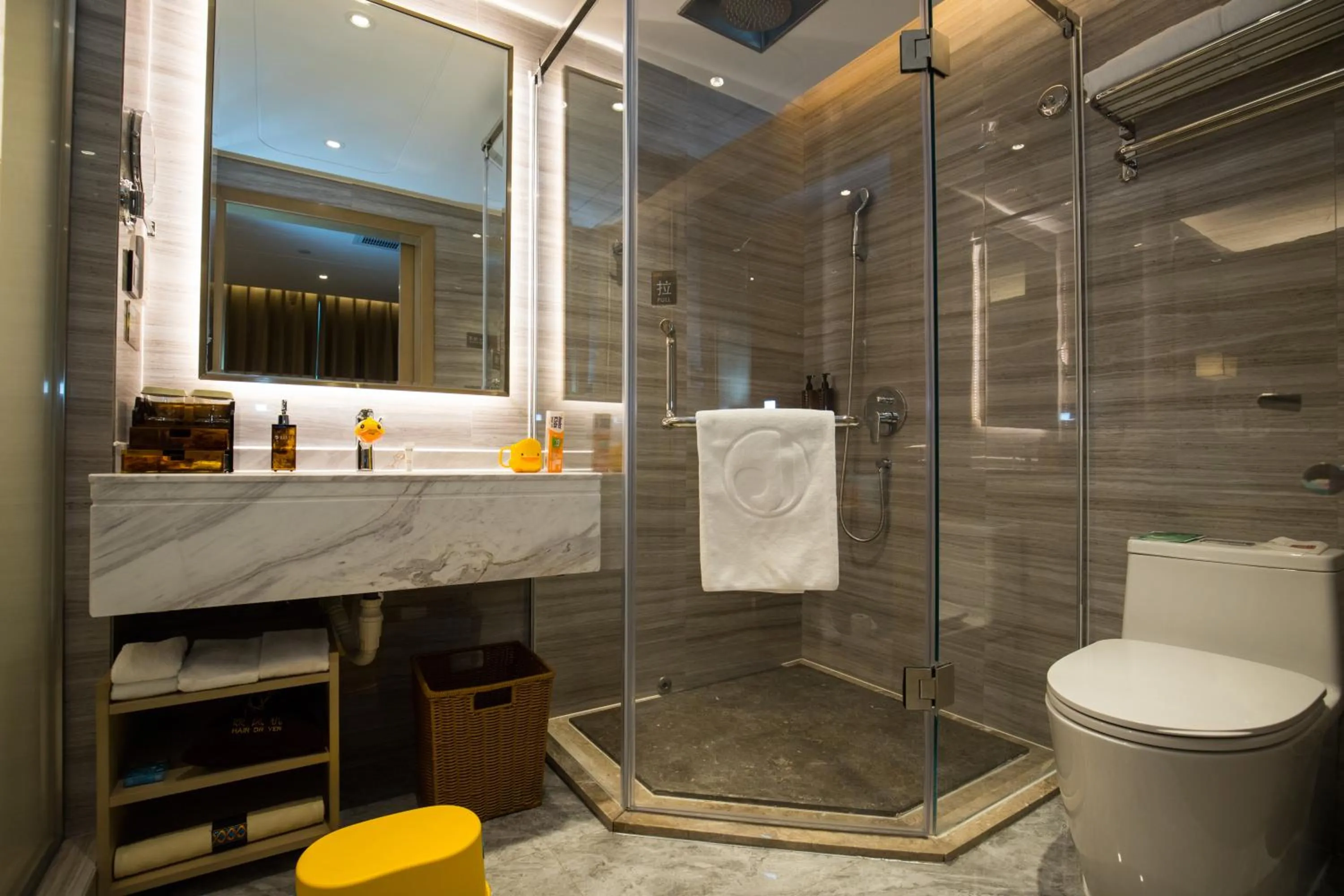 Shower in Kunming Golden Spring Hotel