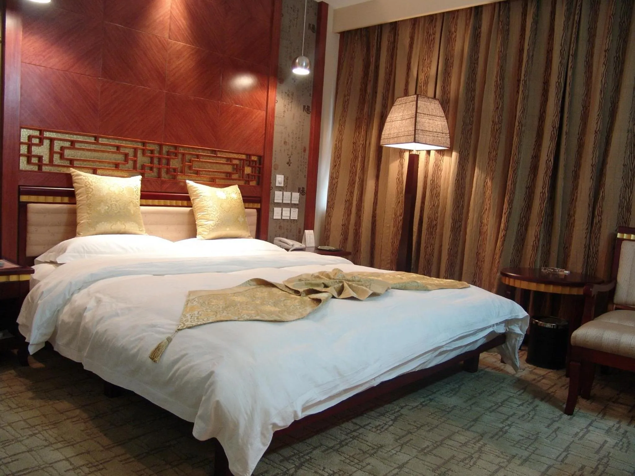 Bed in Kunming Golden Spring Hotel