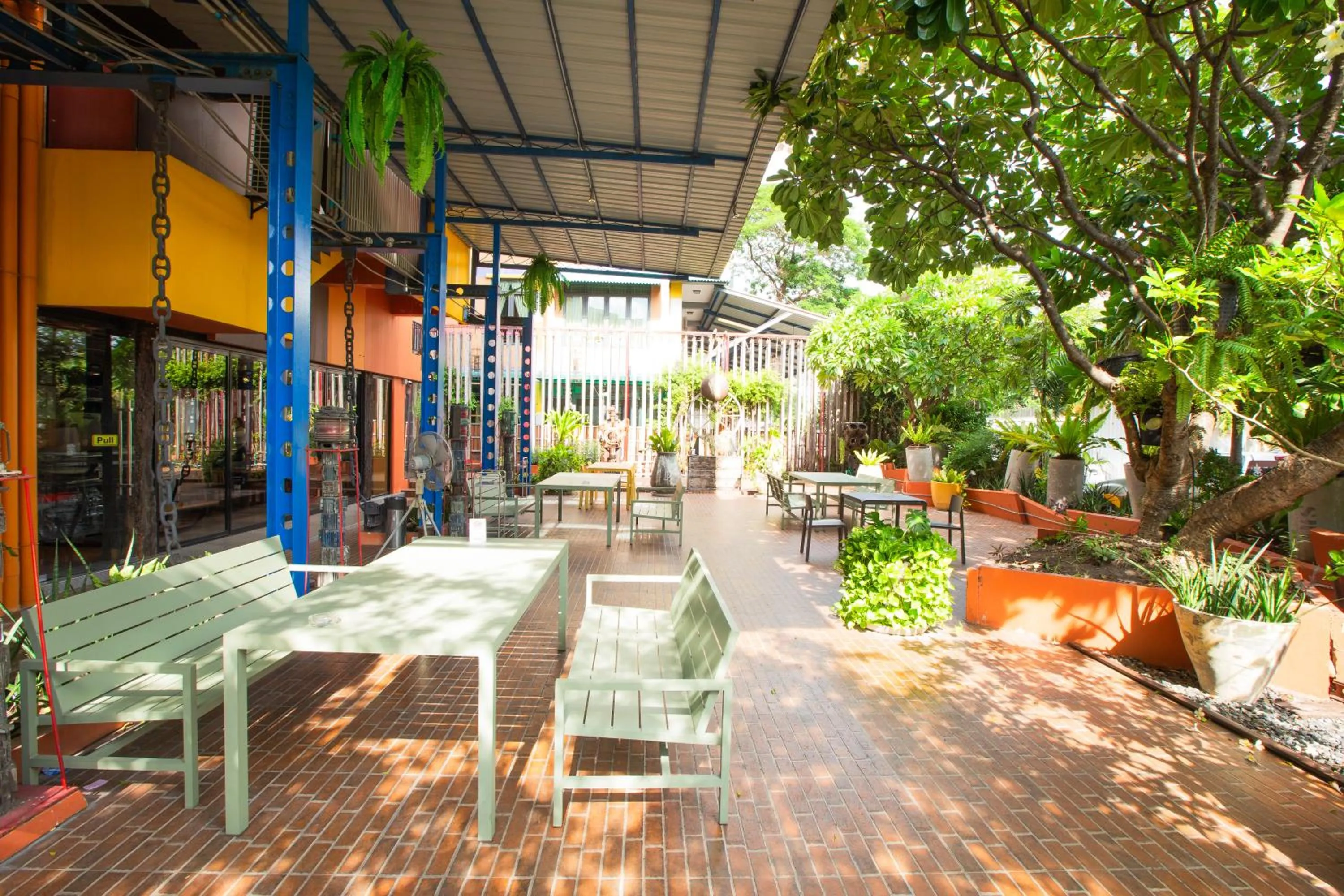 Restaurant/places to eat in MeStyle Place Hotel