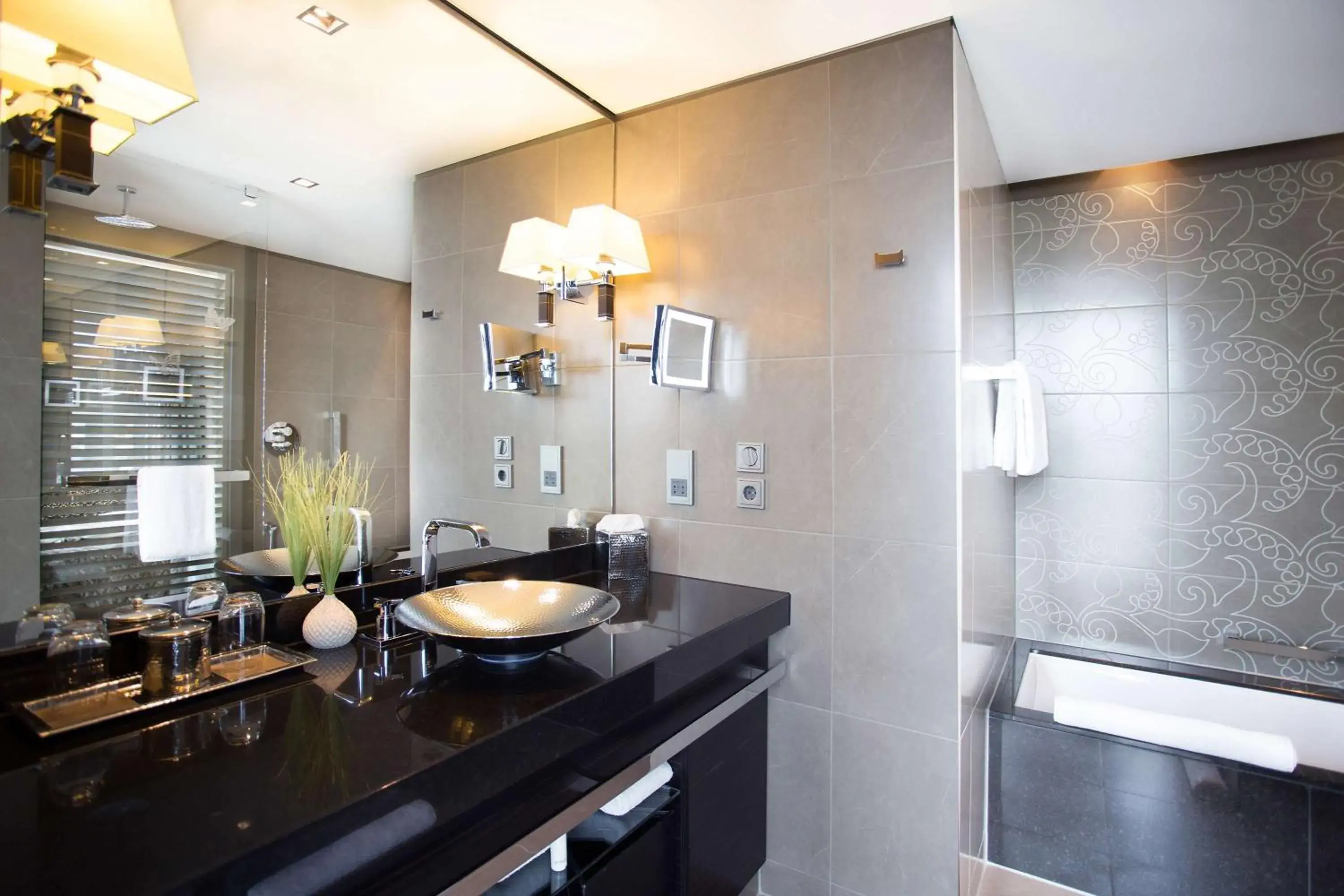 Bathroom in Hyatt Regency Dusseldorf Bathroom in Hyatt Regency Dusseldorf