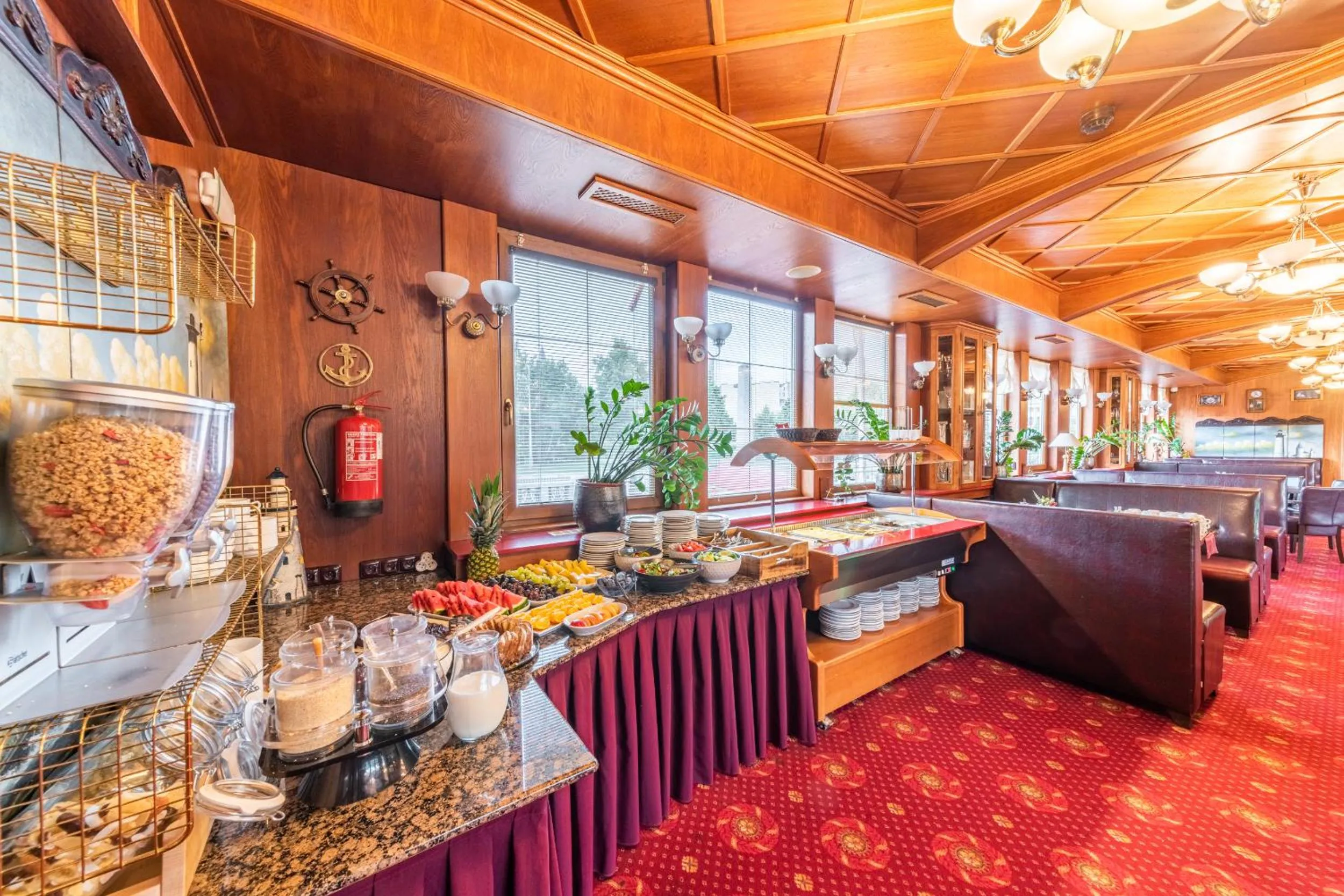 Restaurant/places to eat in Botel Albatros