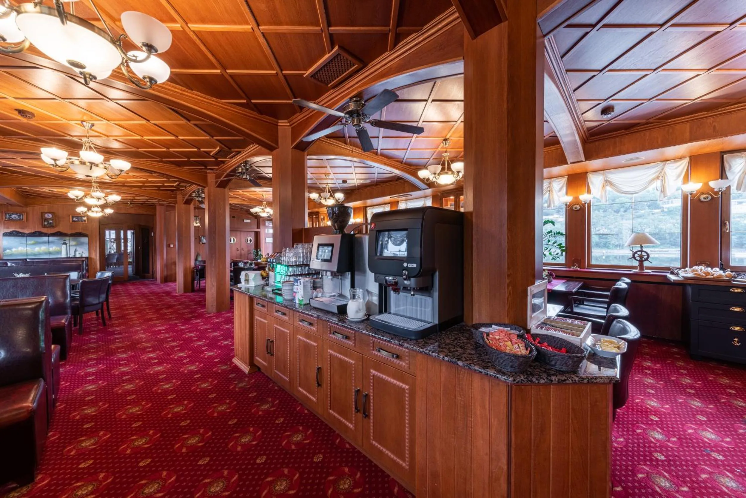 Restaurant/places to eat in Botel Albatros