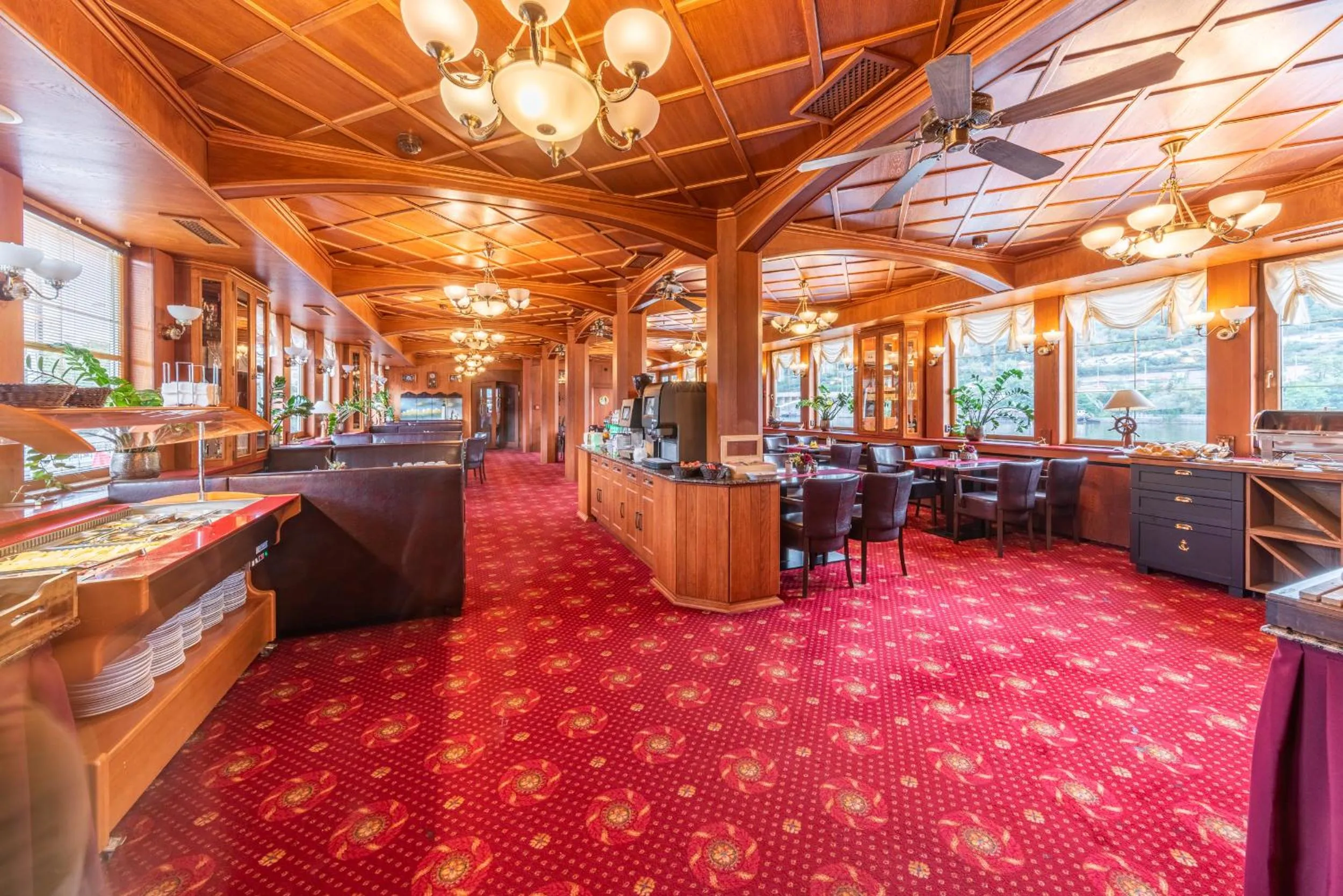 Restaurant/places to eat in Botel Albatros