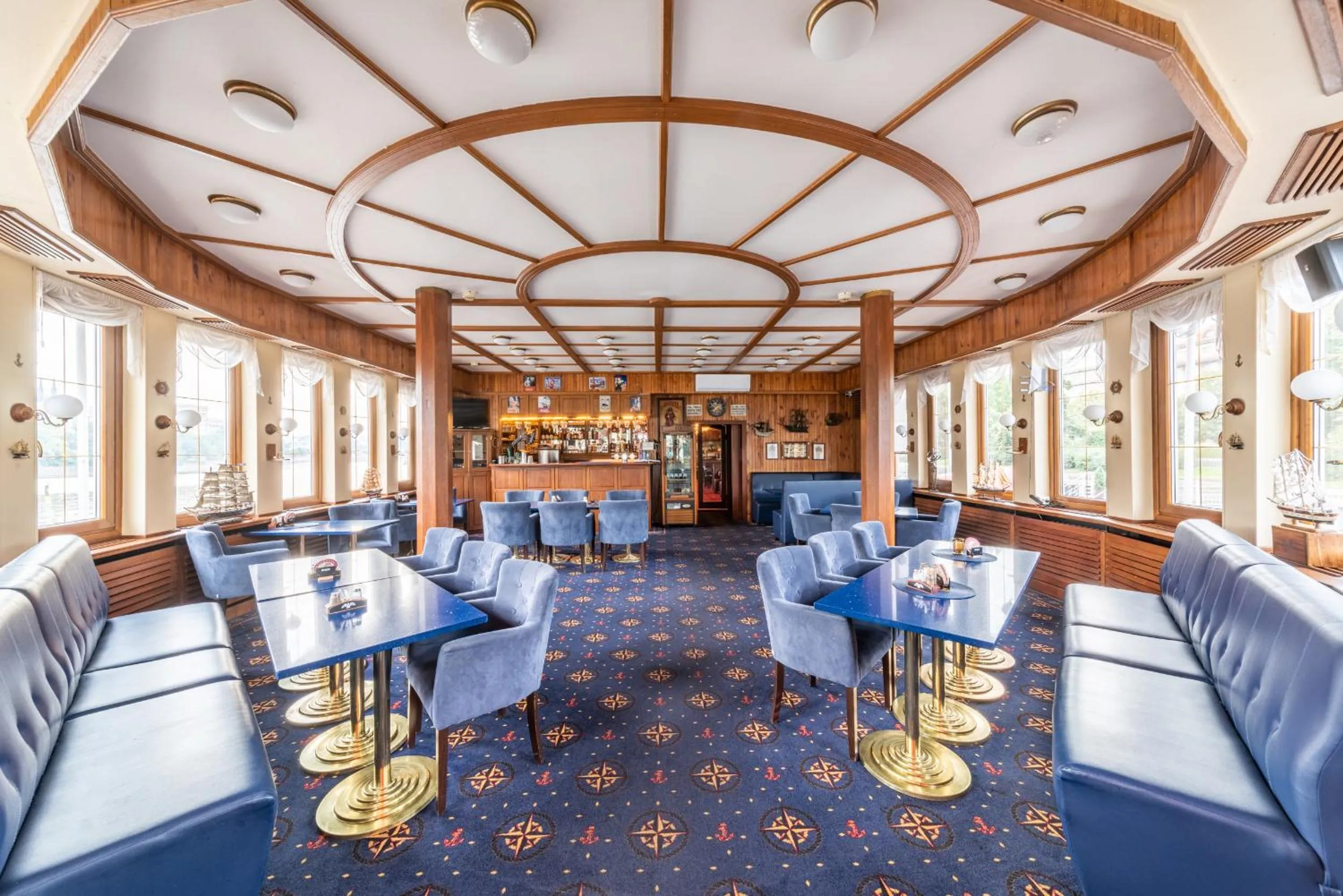 Restaurant/places to eat in Botel Albatros