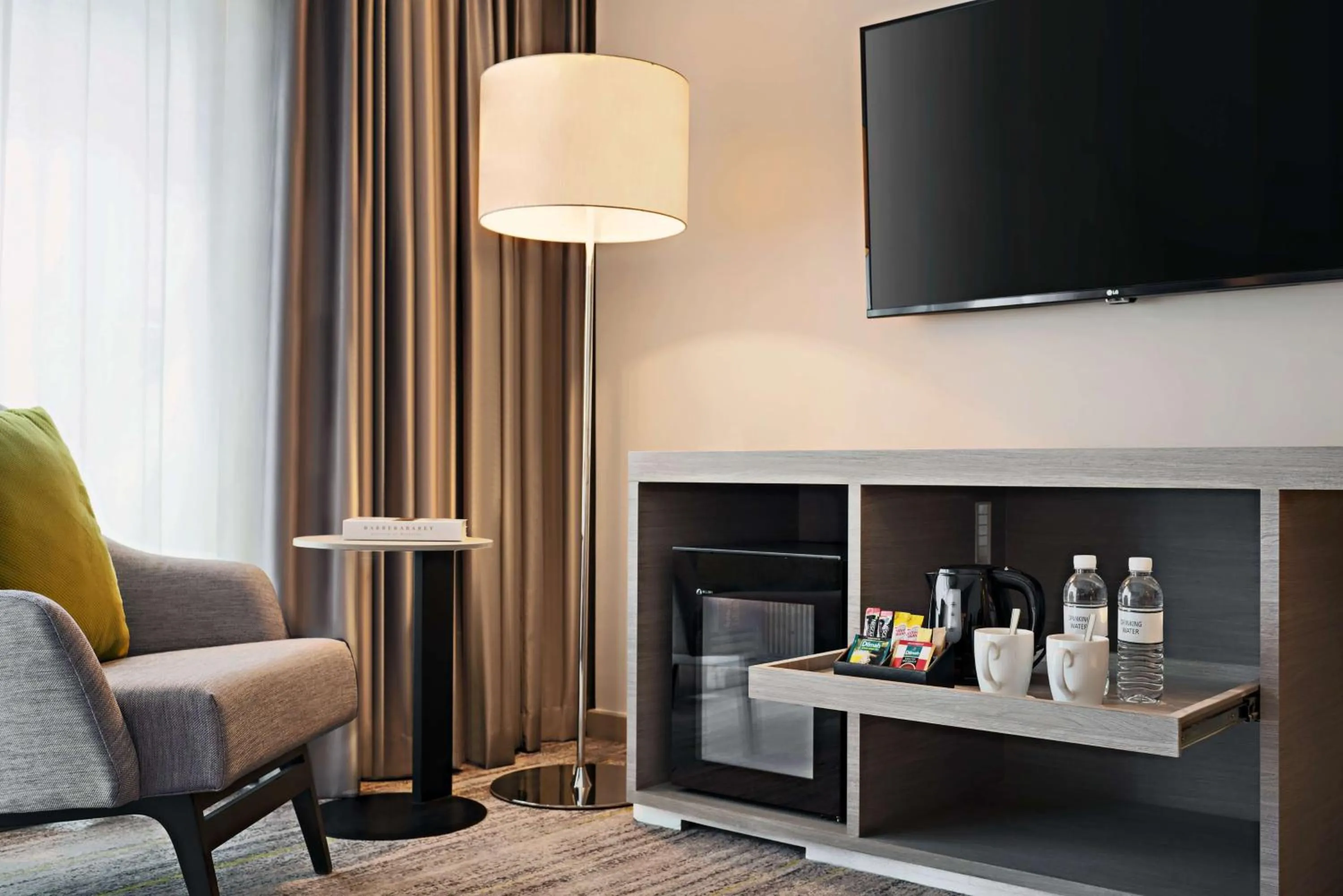 Photo of the whole room in Hyatt Place Bangkok Sukhumvit 24