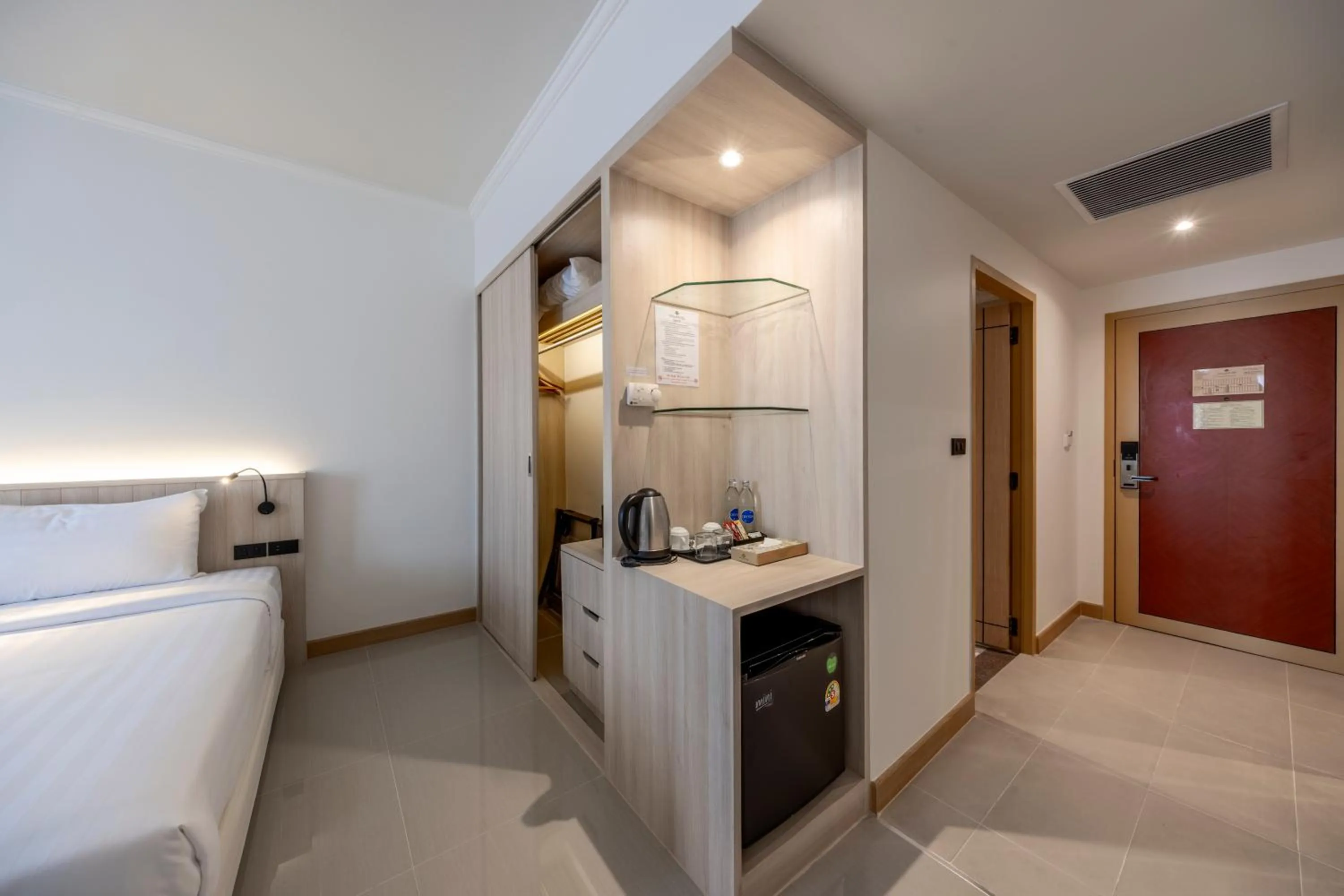 minibar, Bed in The Maruay Garden Hotel