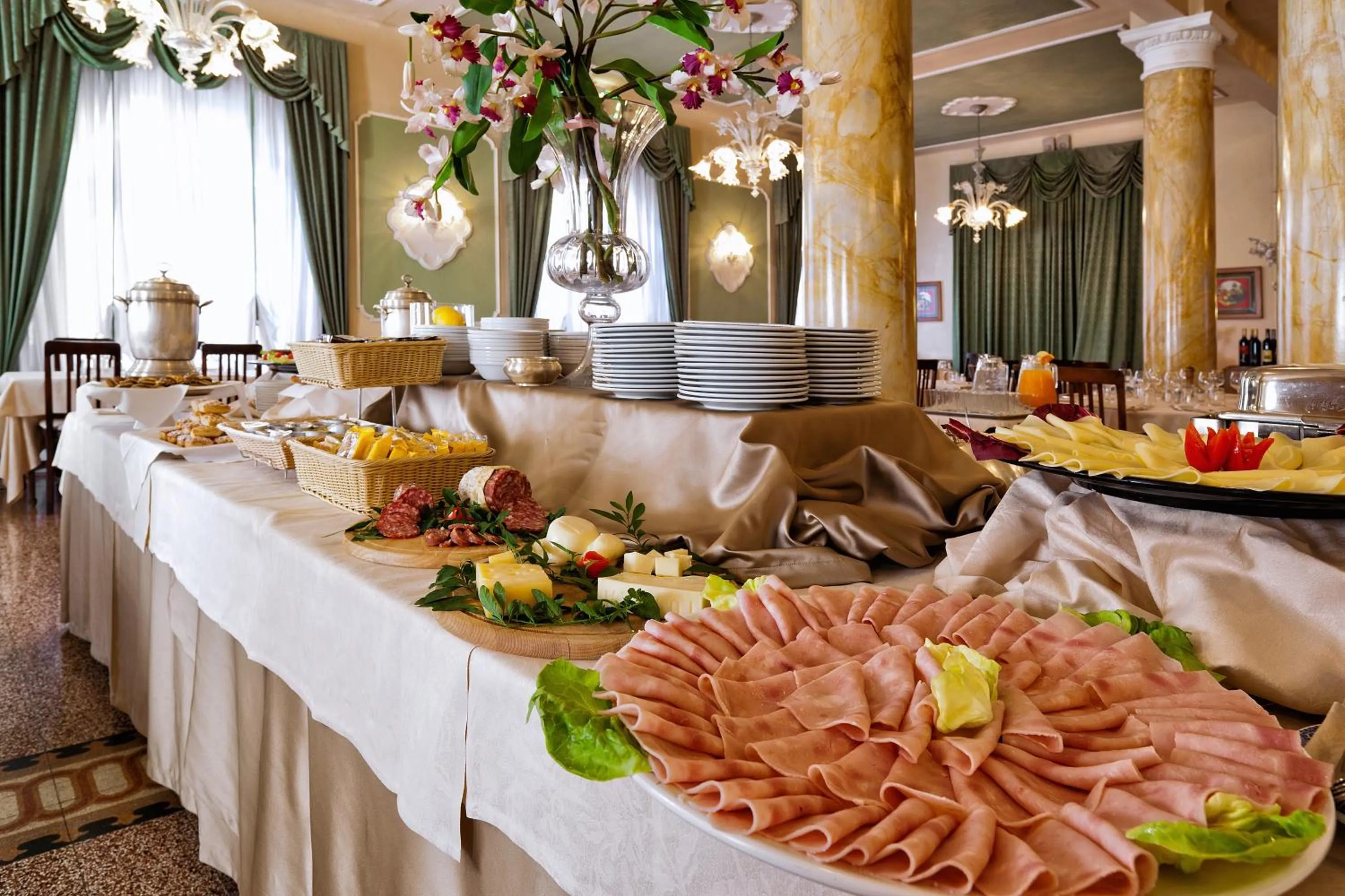 Food and drinks in Hotel Ercolini & Savi