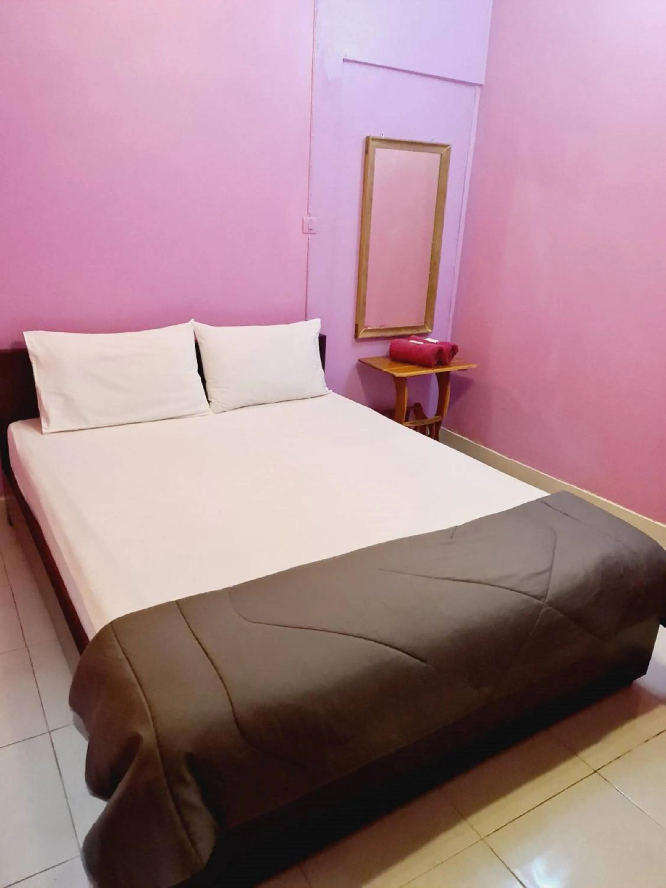 Bed in Royal Land Mae Klong Hotel