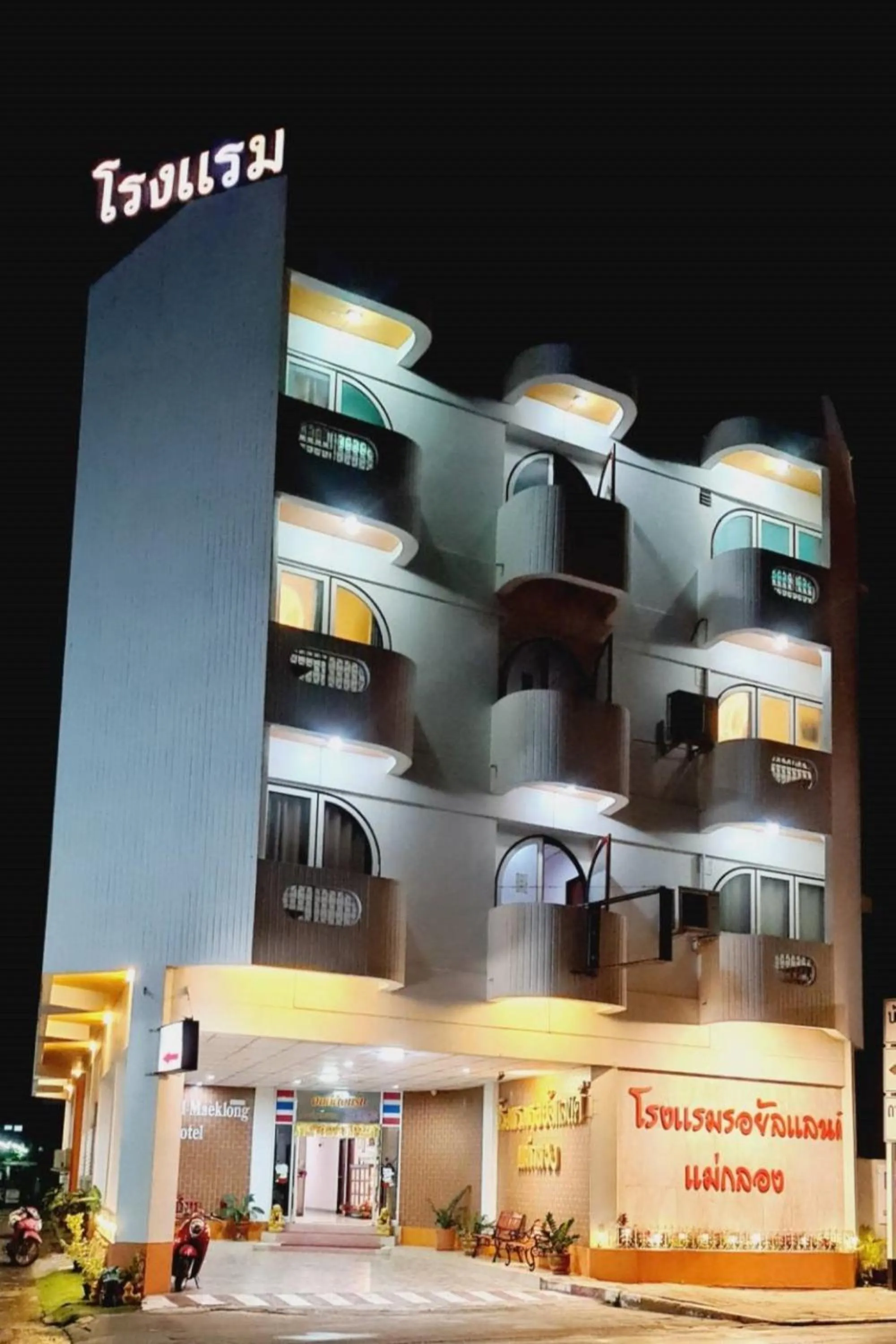 Property building in Royal Land Mae Klong Hotel