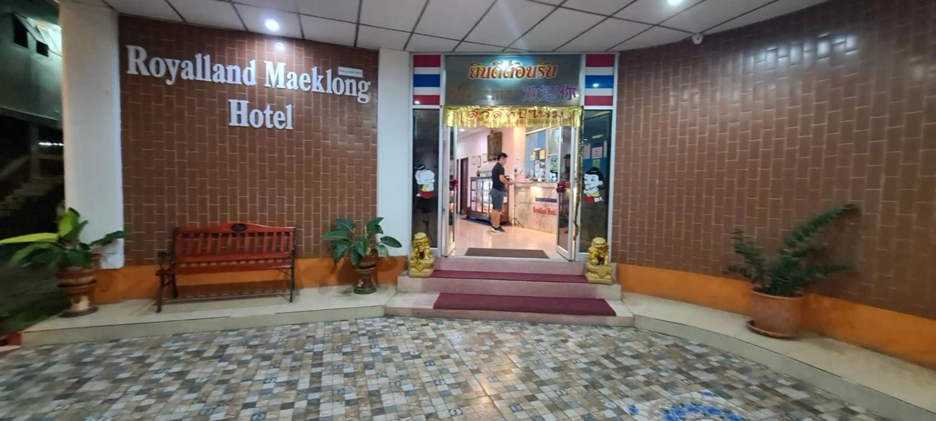 Property building in Royal Land Mae Klong Hotel