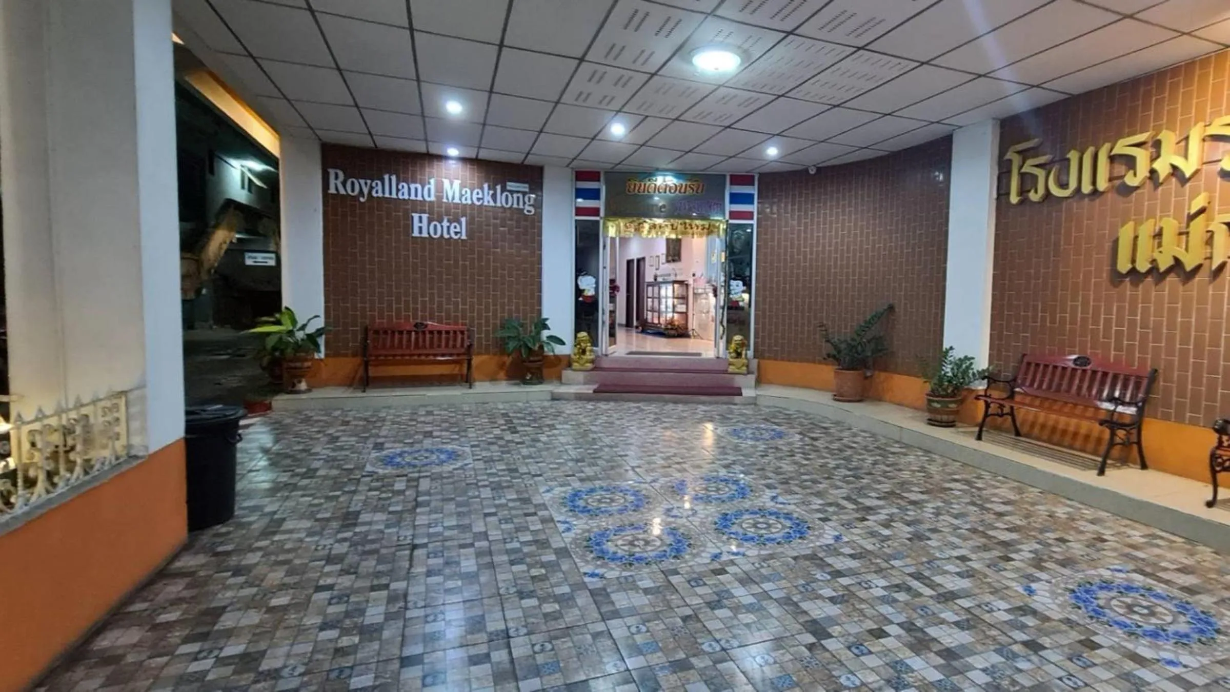 Property building in Royal Land Mae Klong Hotel