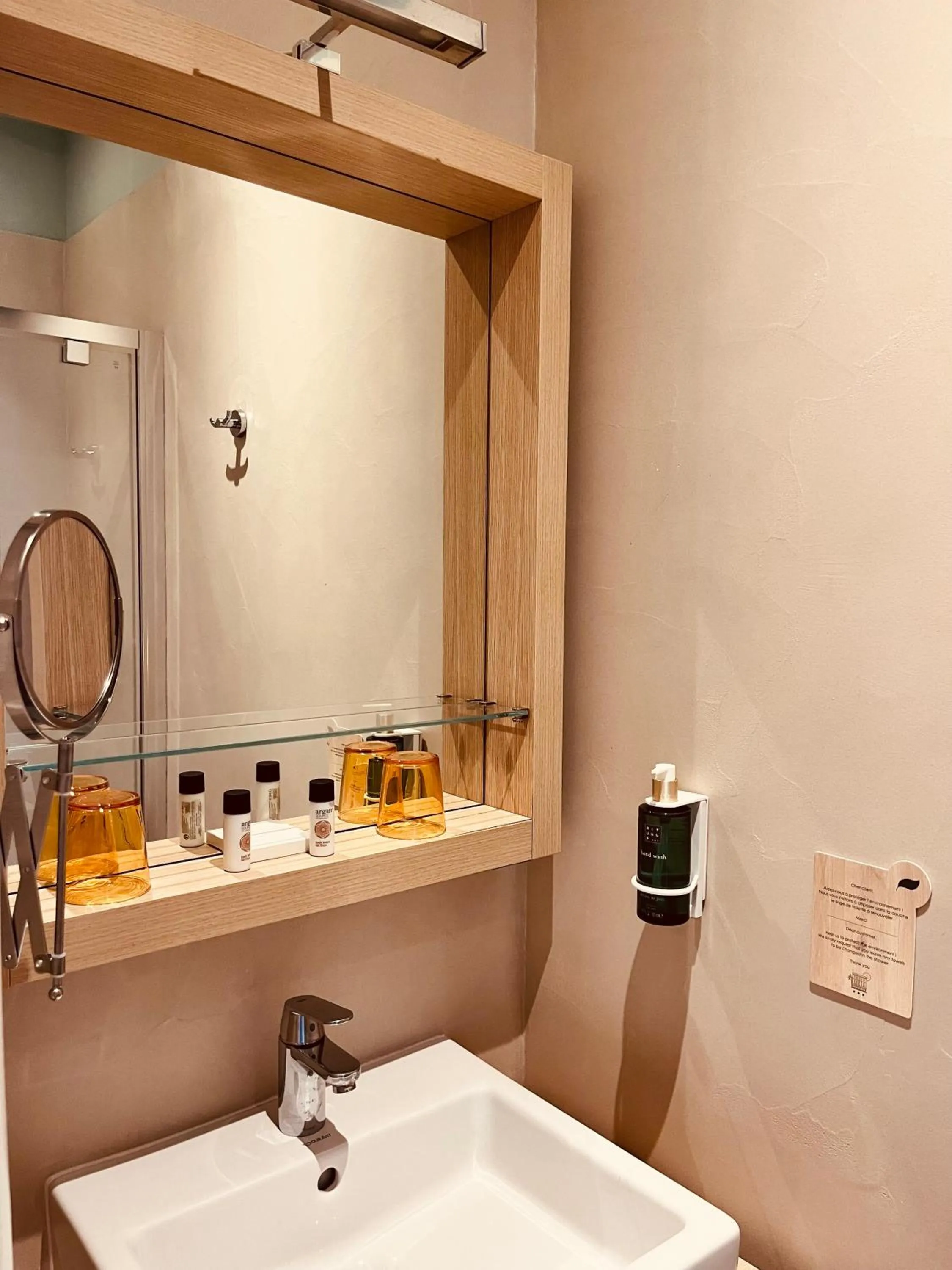 Bathroom in Hôtel De Londres