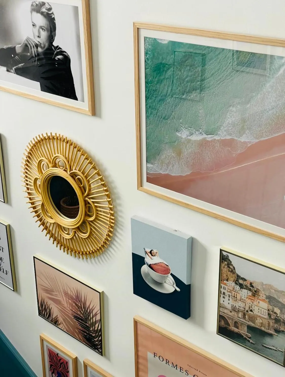 Communal lounge/ TV room in Hôtel De Londres