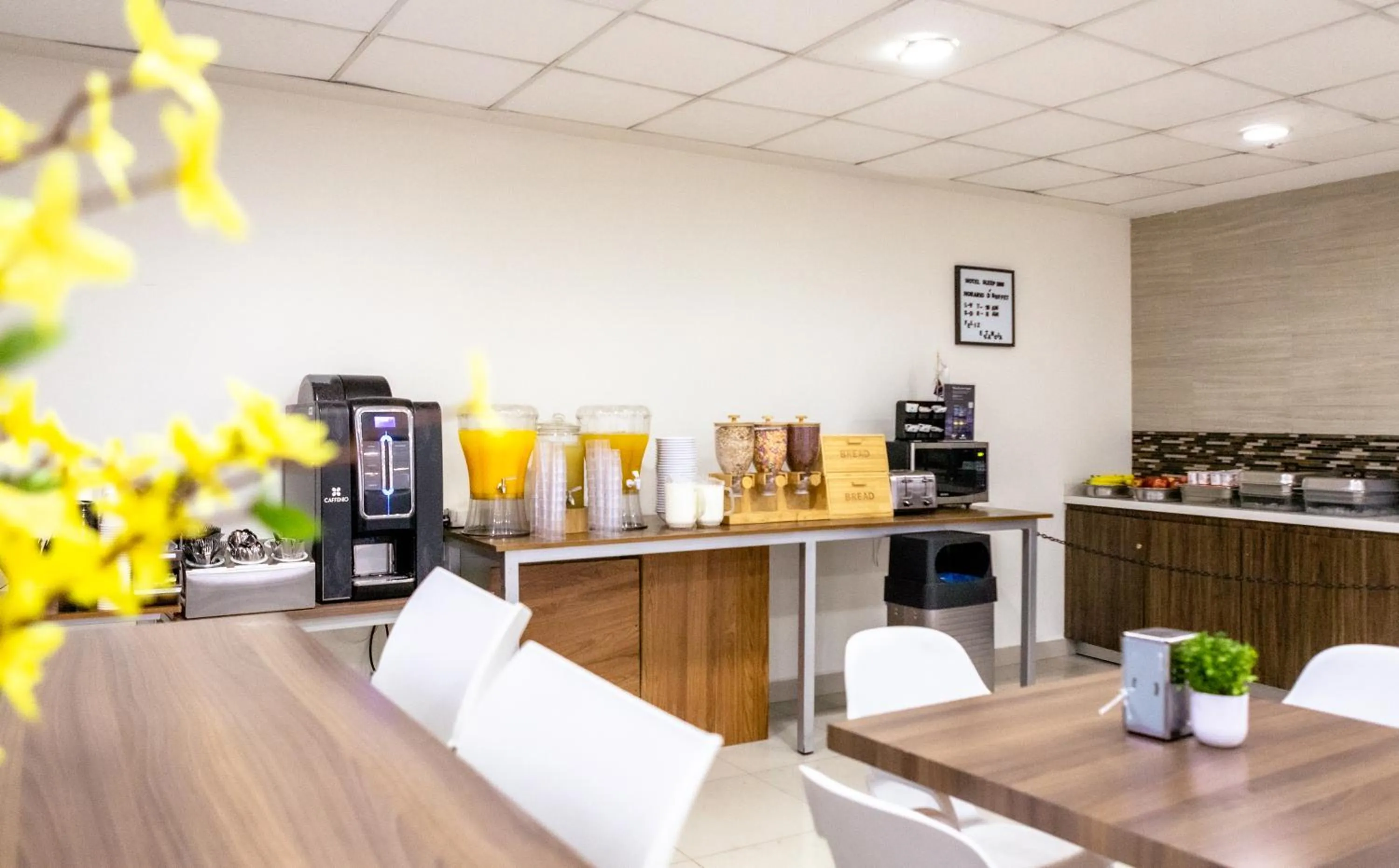 Restaurant/places to eat in Sleep Inn Tijuana