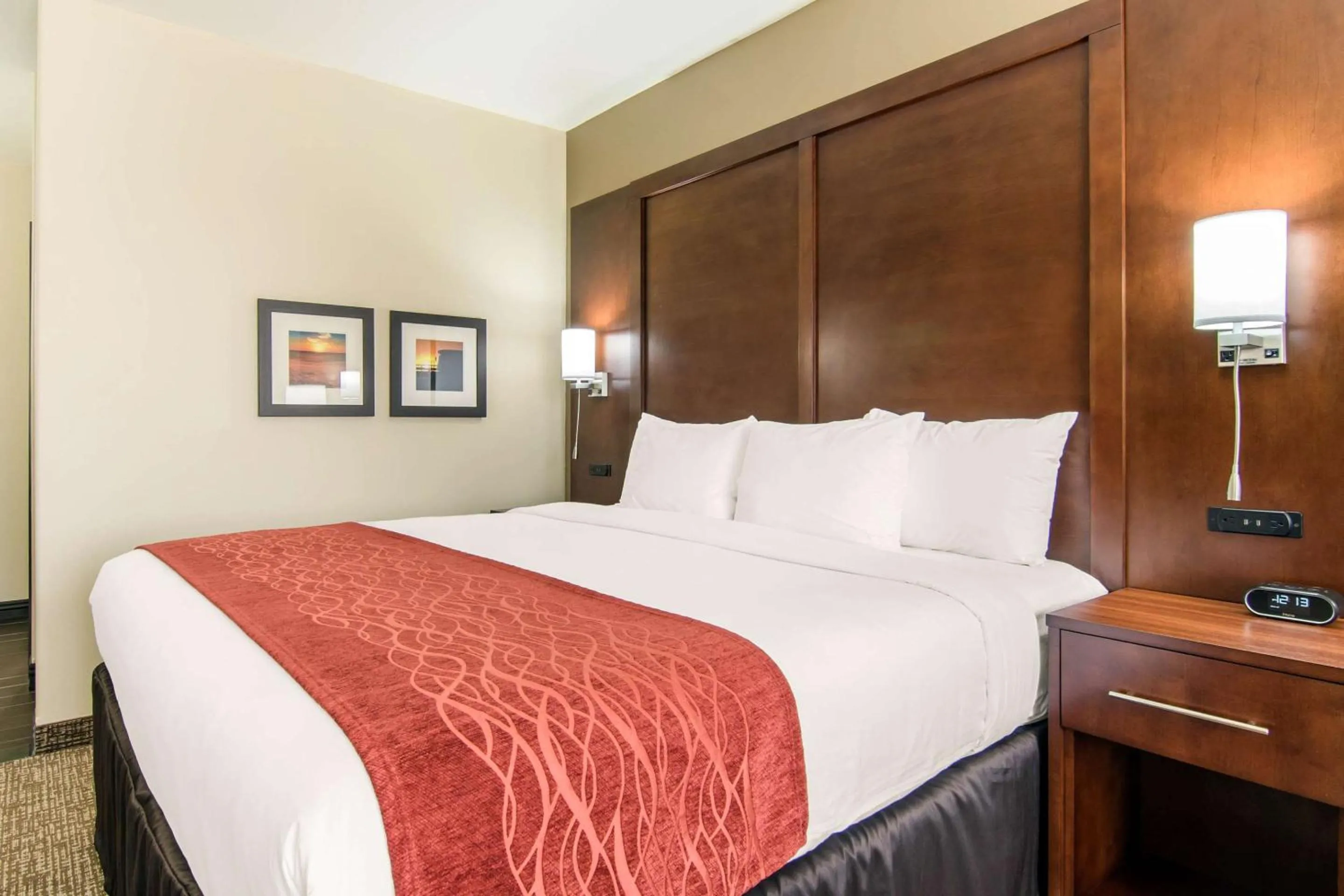 Bedroom, Bed in Comfort Inn & Suites - Independence