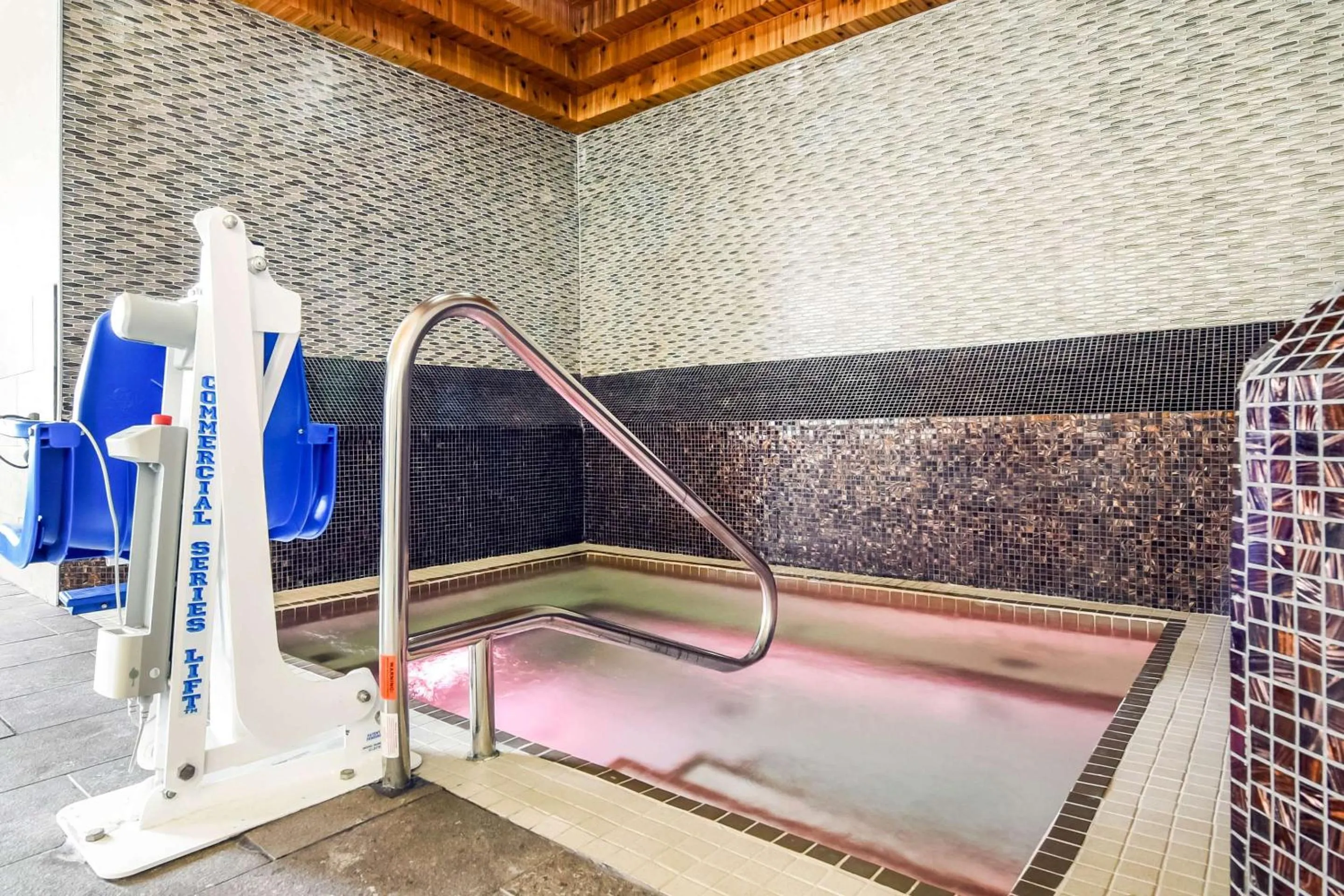 Swimming pool, Bed in Comfort Inn & Suites - Independence