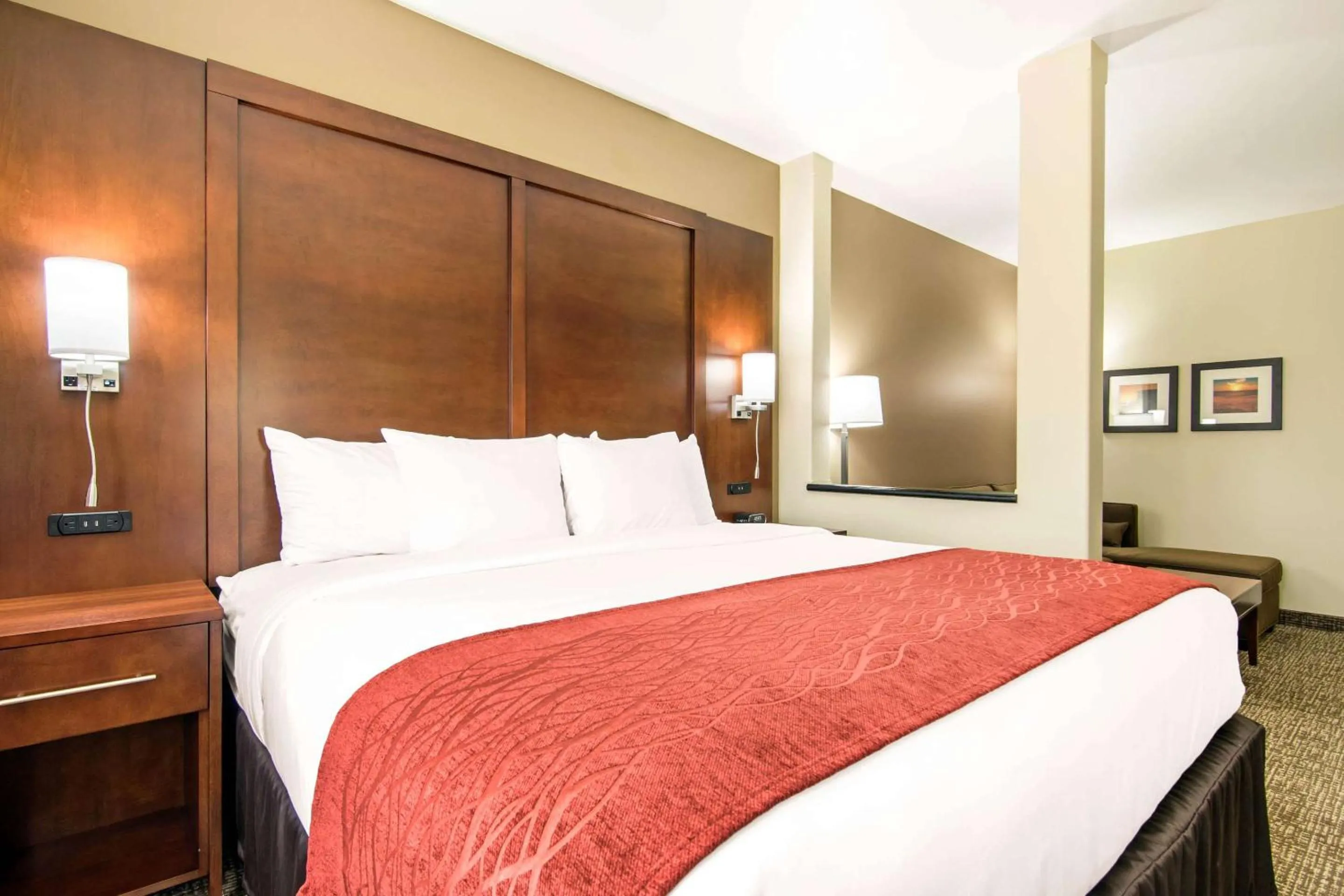 Bedroom, Bed in Comfort Inn & Suites - Independence