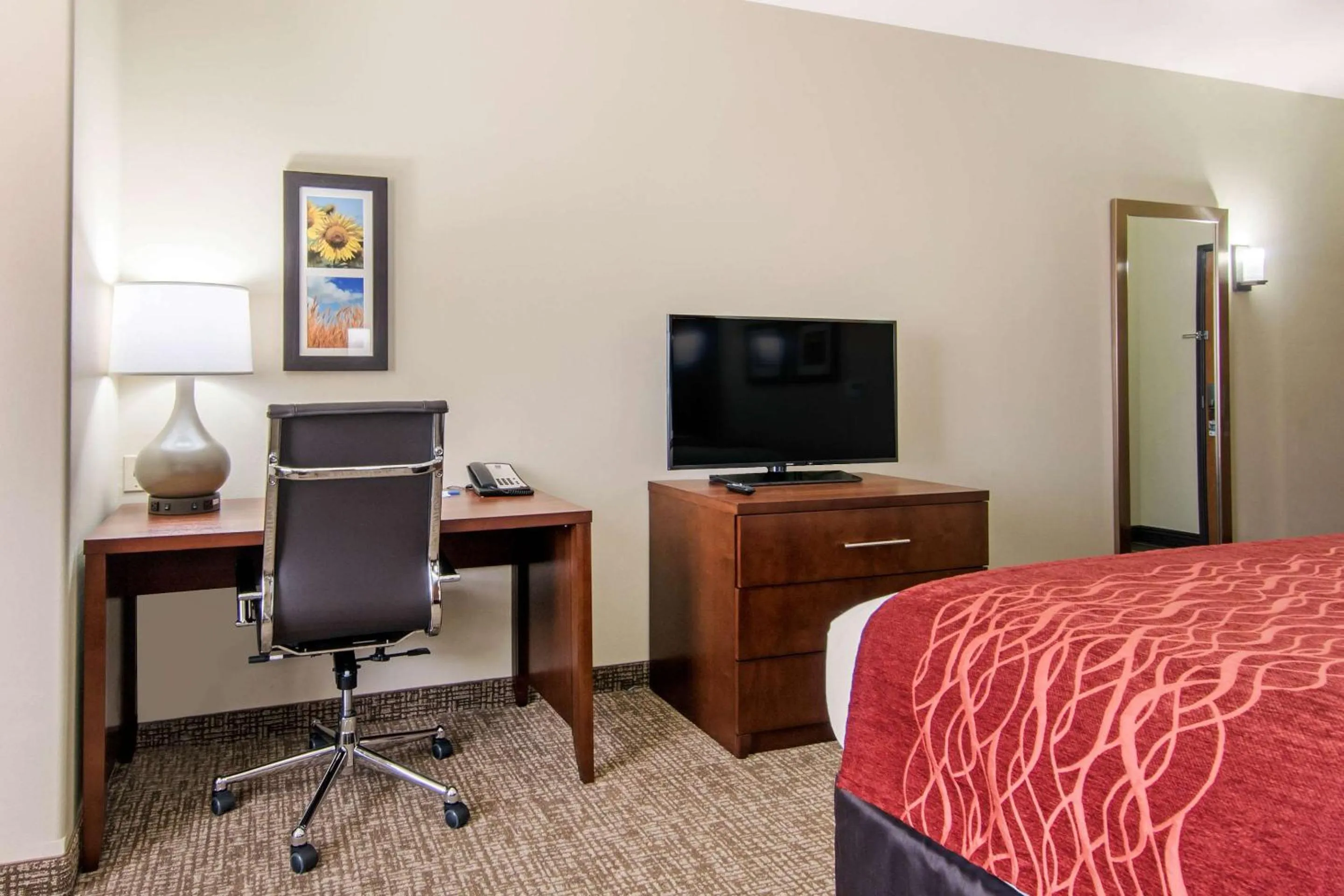 Bedroom, Bed in Comfort Inn & Suites - Independence