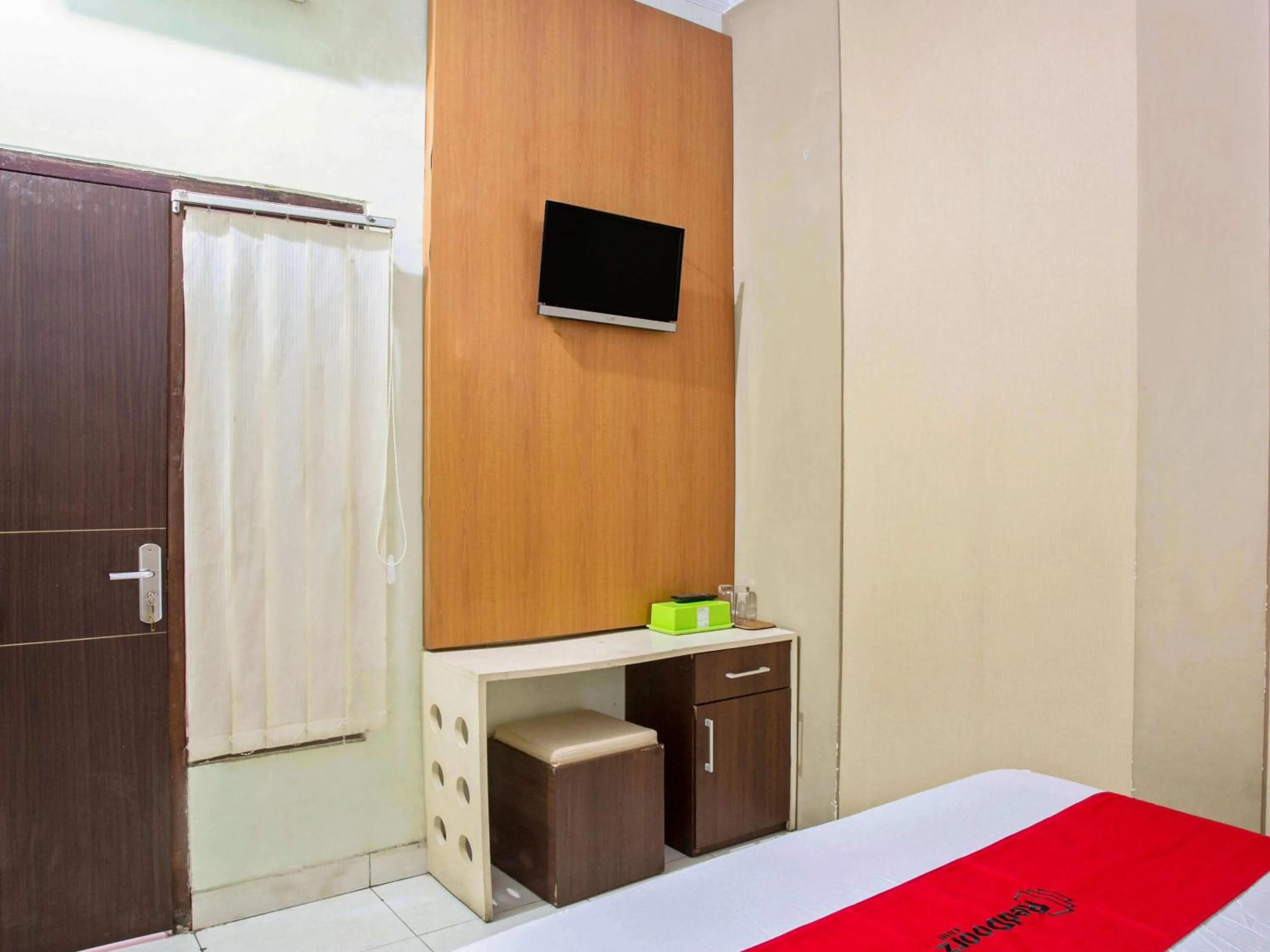 Deluxe Twin Room in RedDoorz near Adisucipto Airport 3