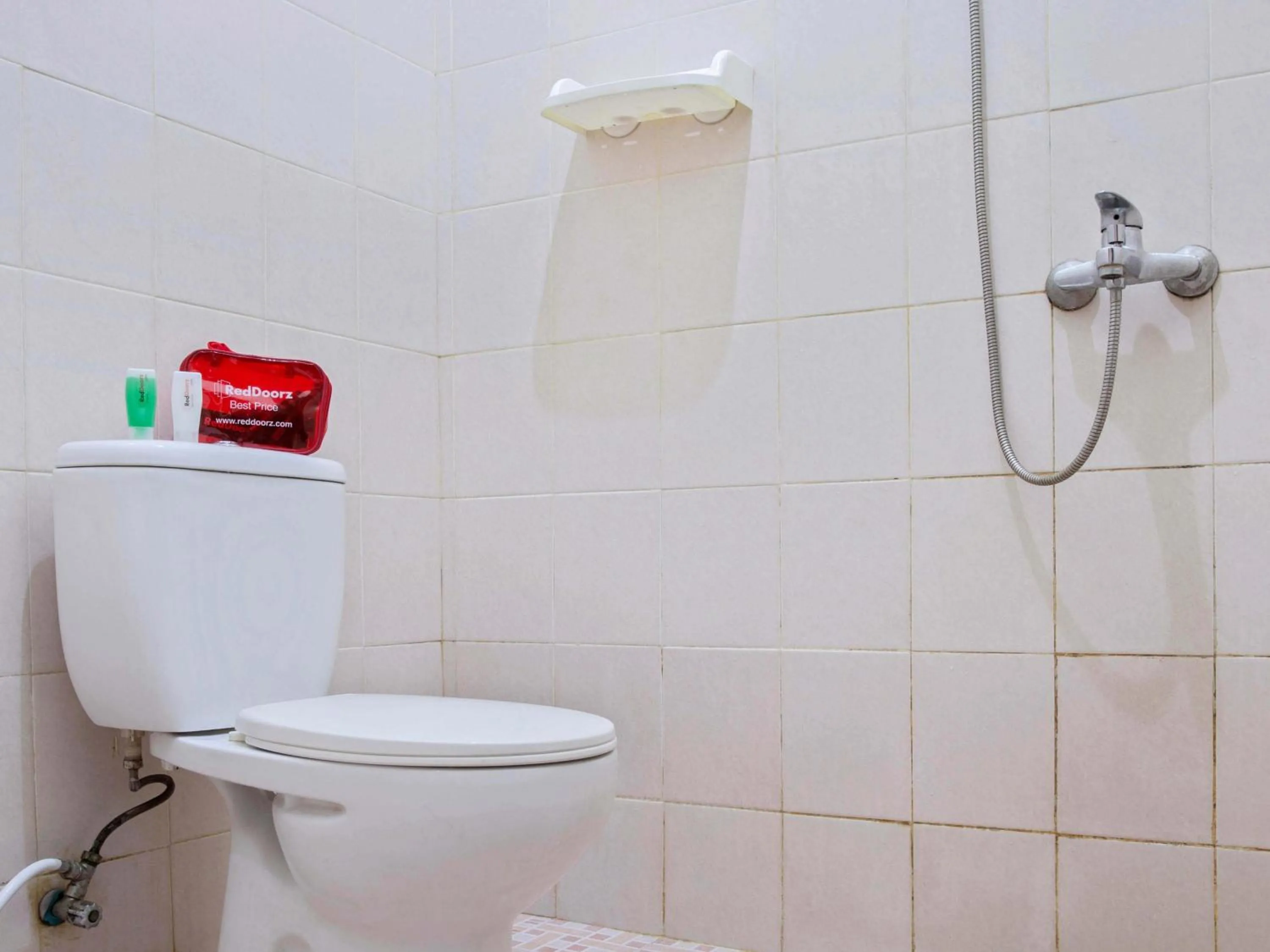 Bathroom in RedDoorz near Adisucipto Airport 3
