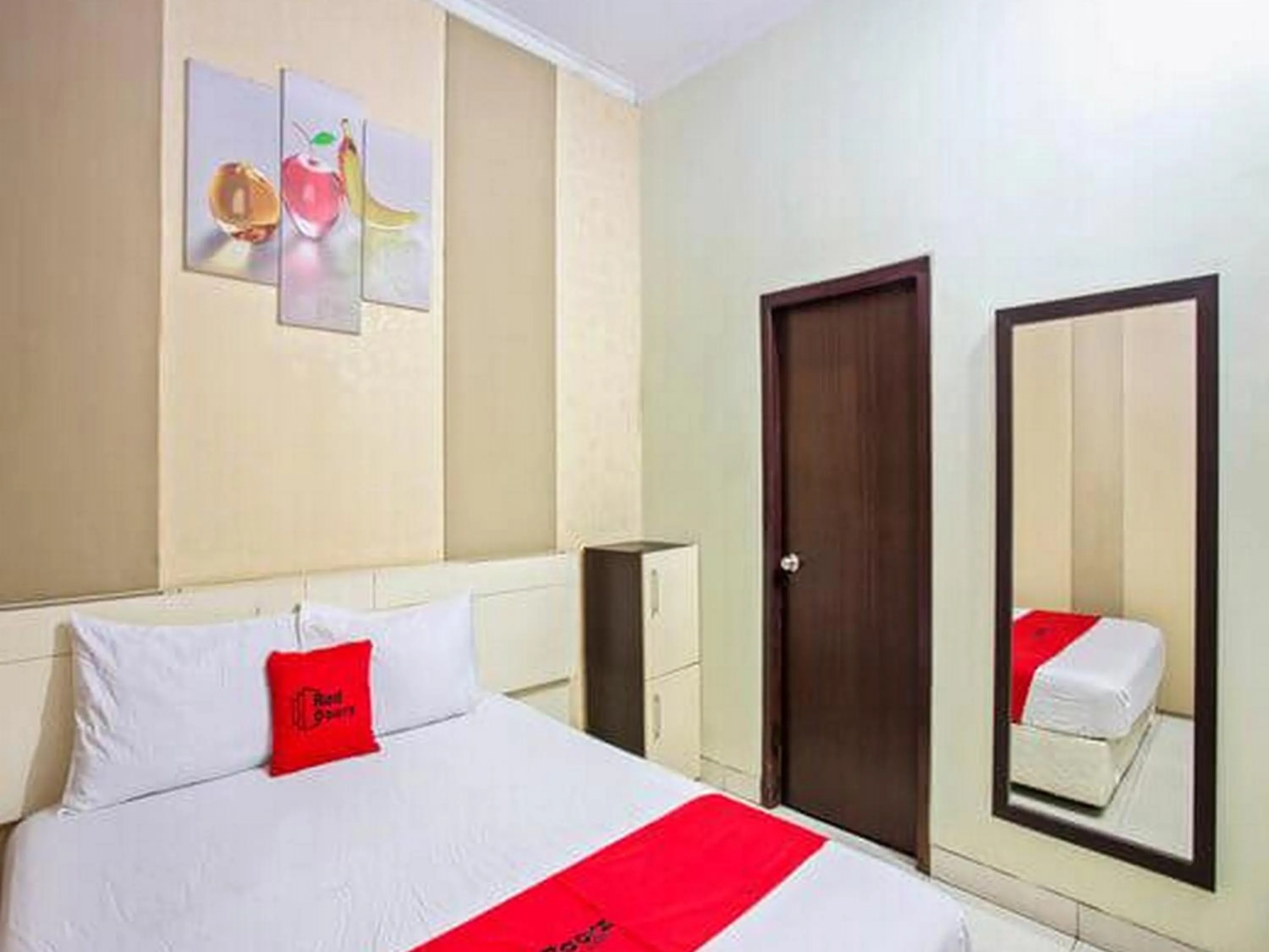 Bedroom, Bed in RedDoorz near Adisucipto Airport 3