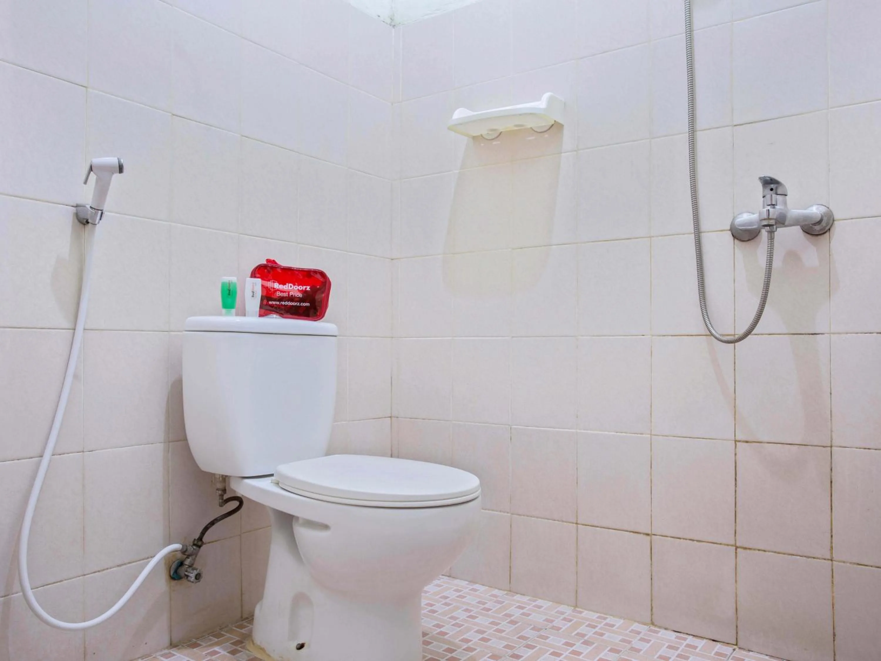 Bathroom in RedDoorz near Adisucipto Airport 3