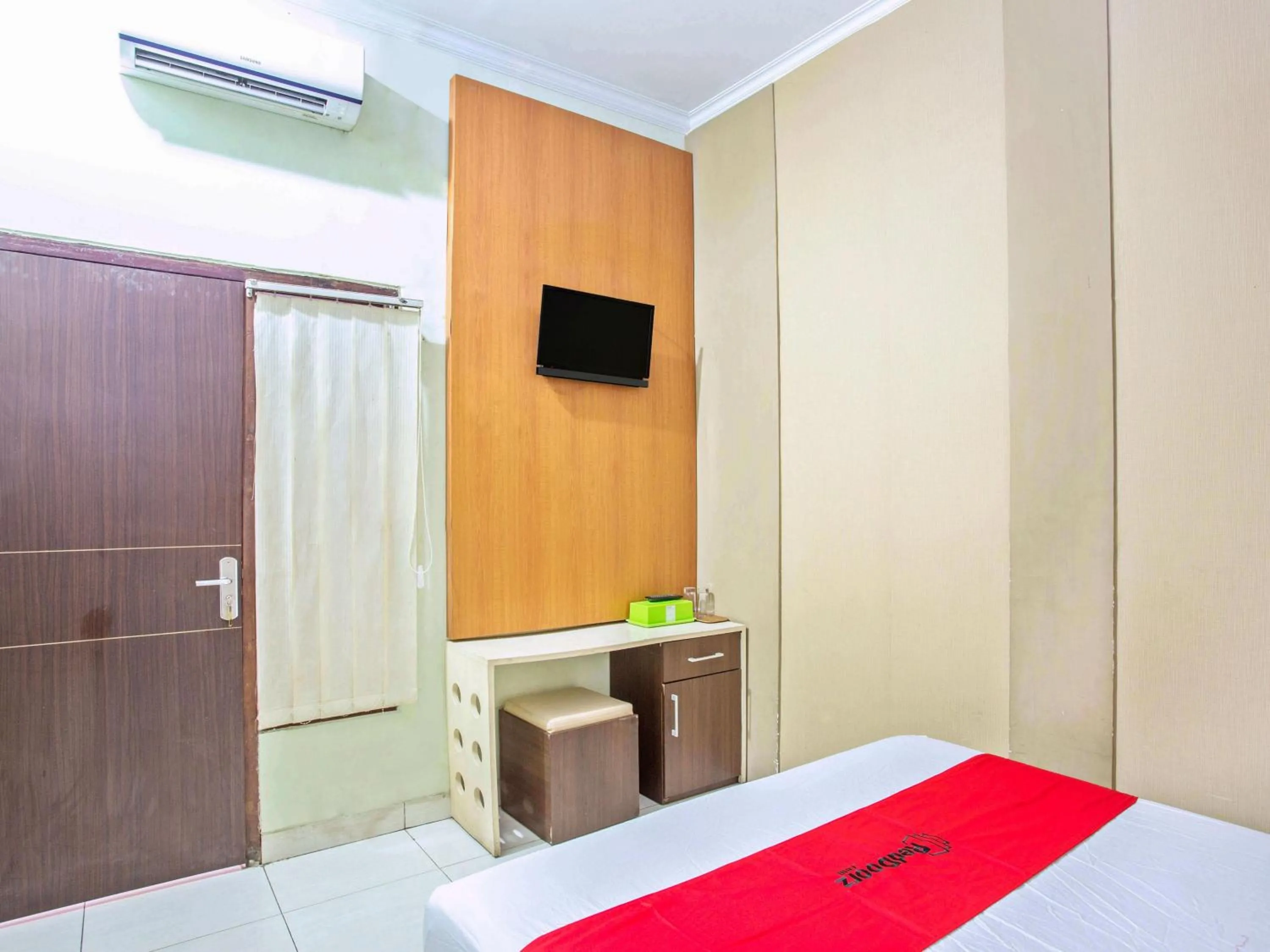 Bedroom, Bed in RedDoorz near Adisucipto Airport 3