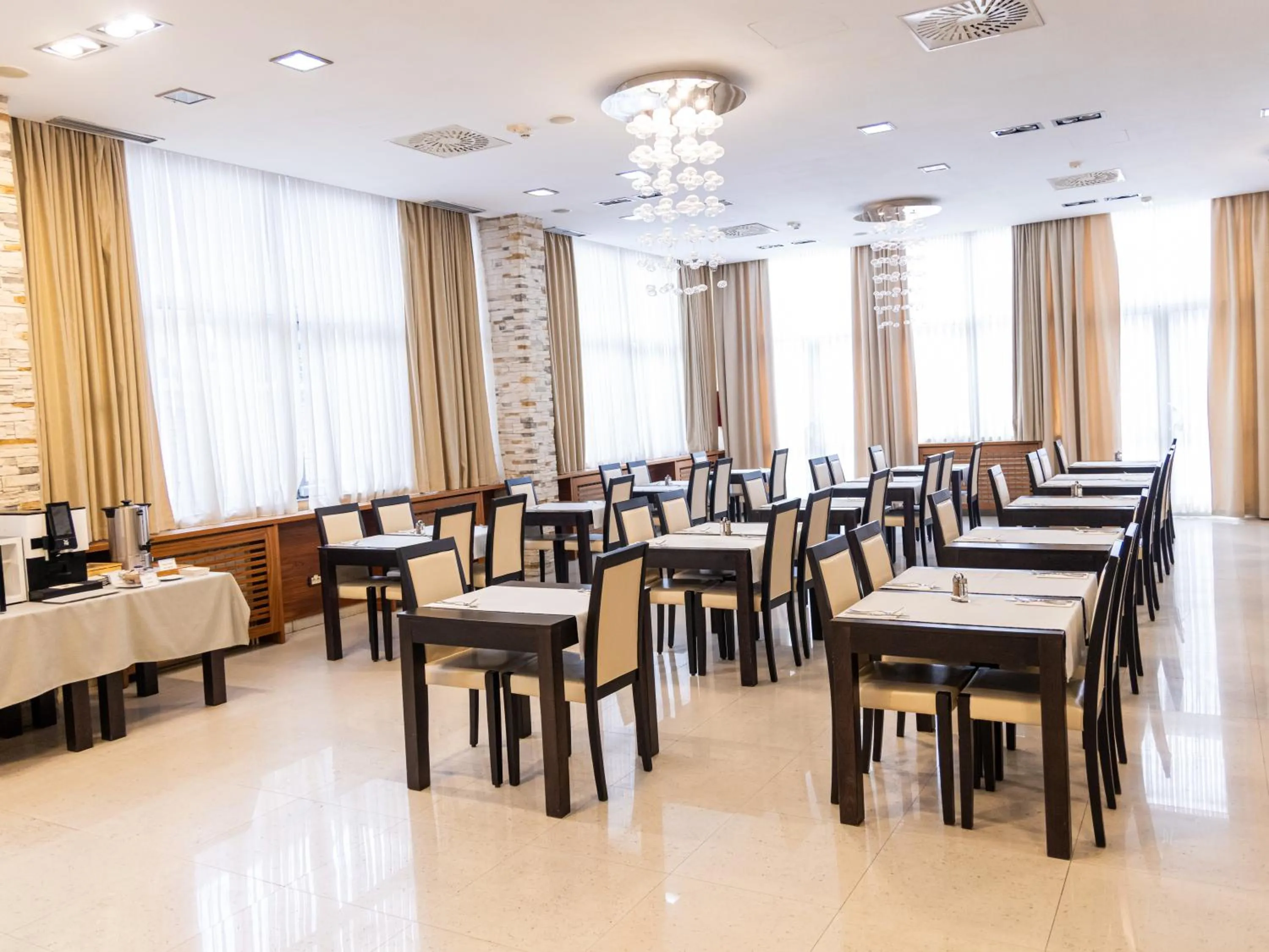 Restaurant/places to eat in Garni Hotel Nevski