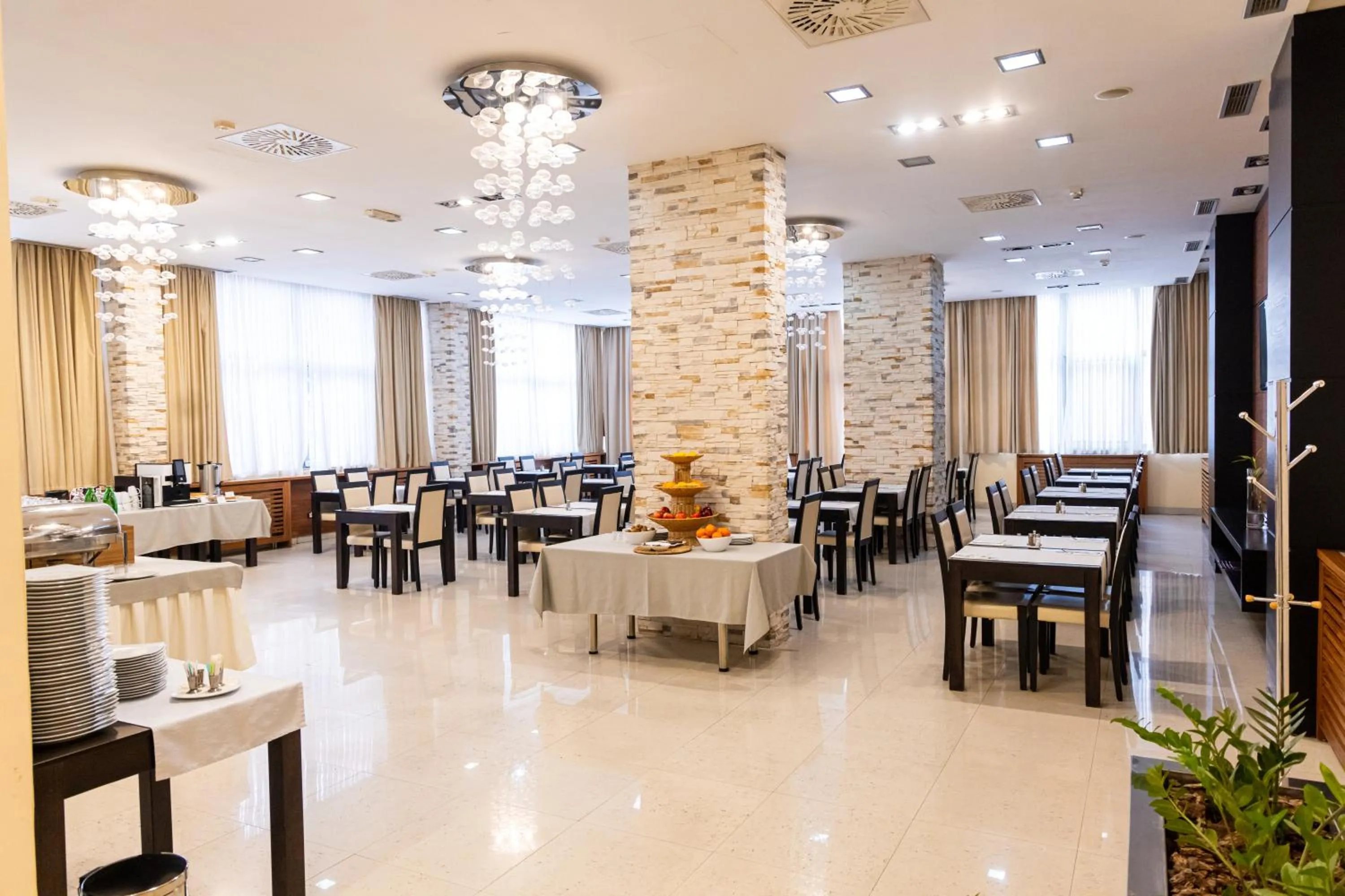 Restaurant/places to eat in Garni Hotel Nevski