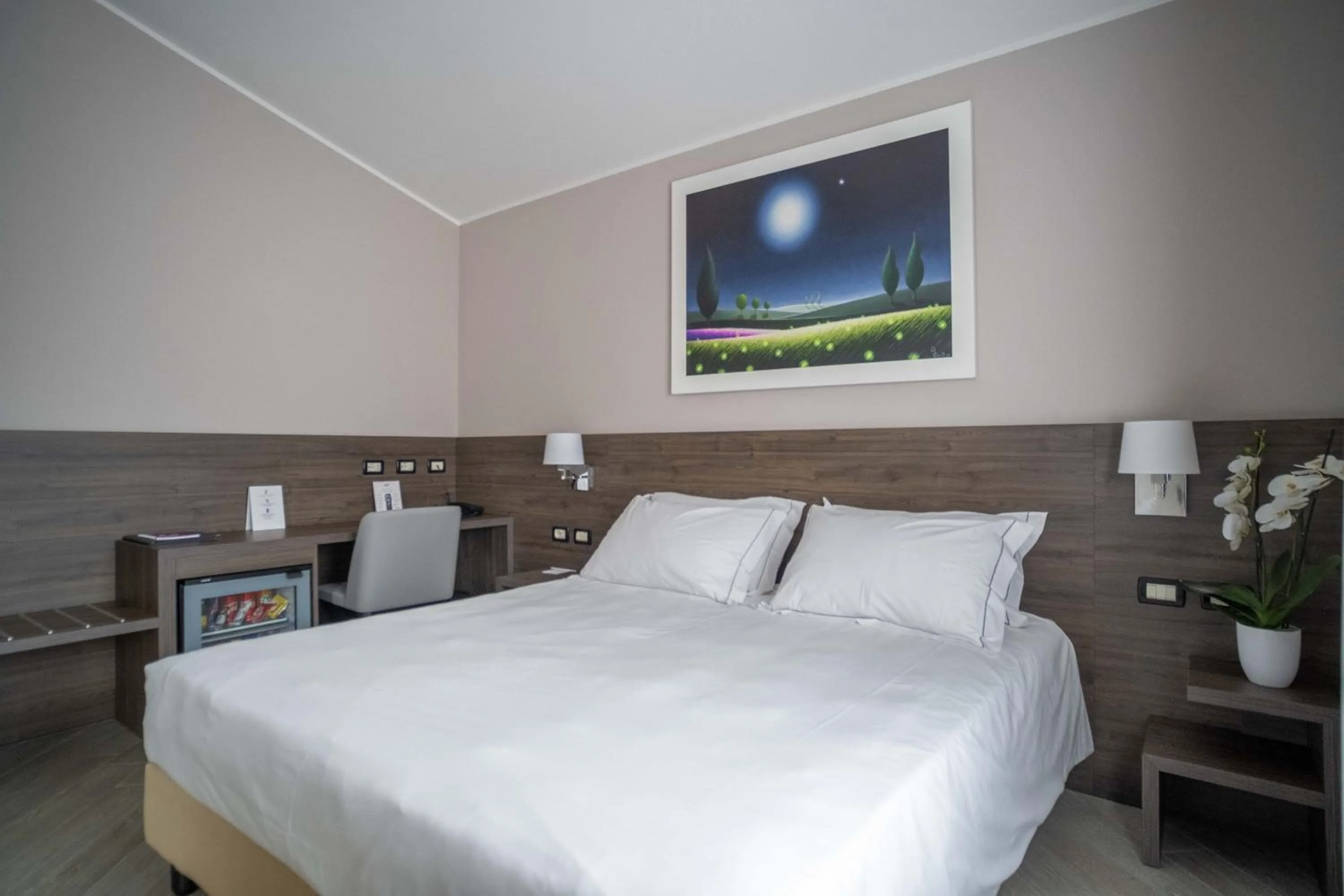 Shower, Bed in Hotel Guerro