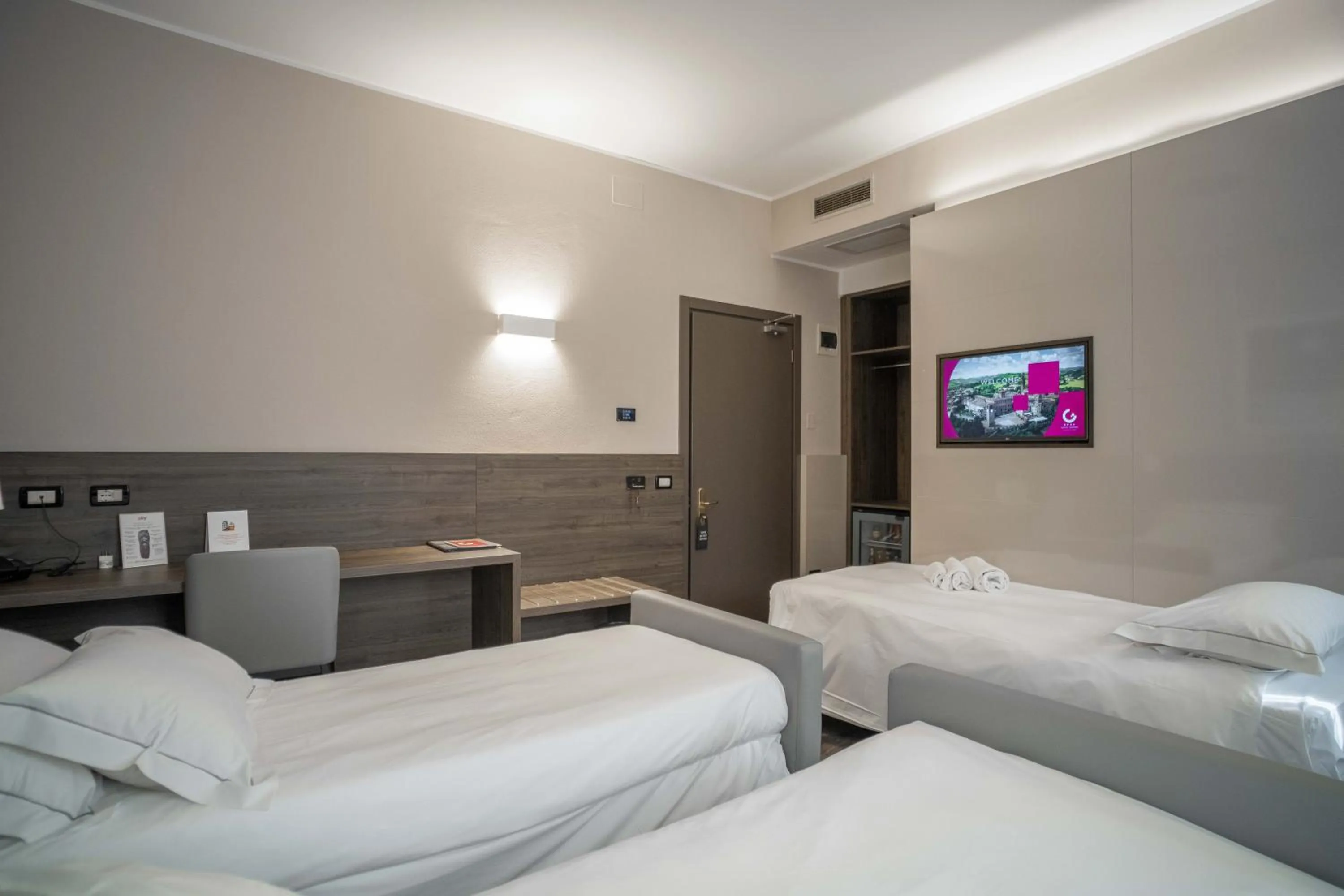 Shower, Bed in Hotel Guerro