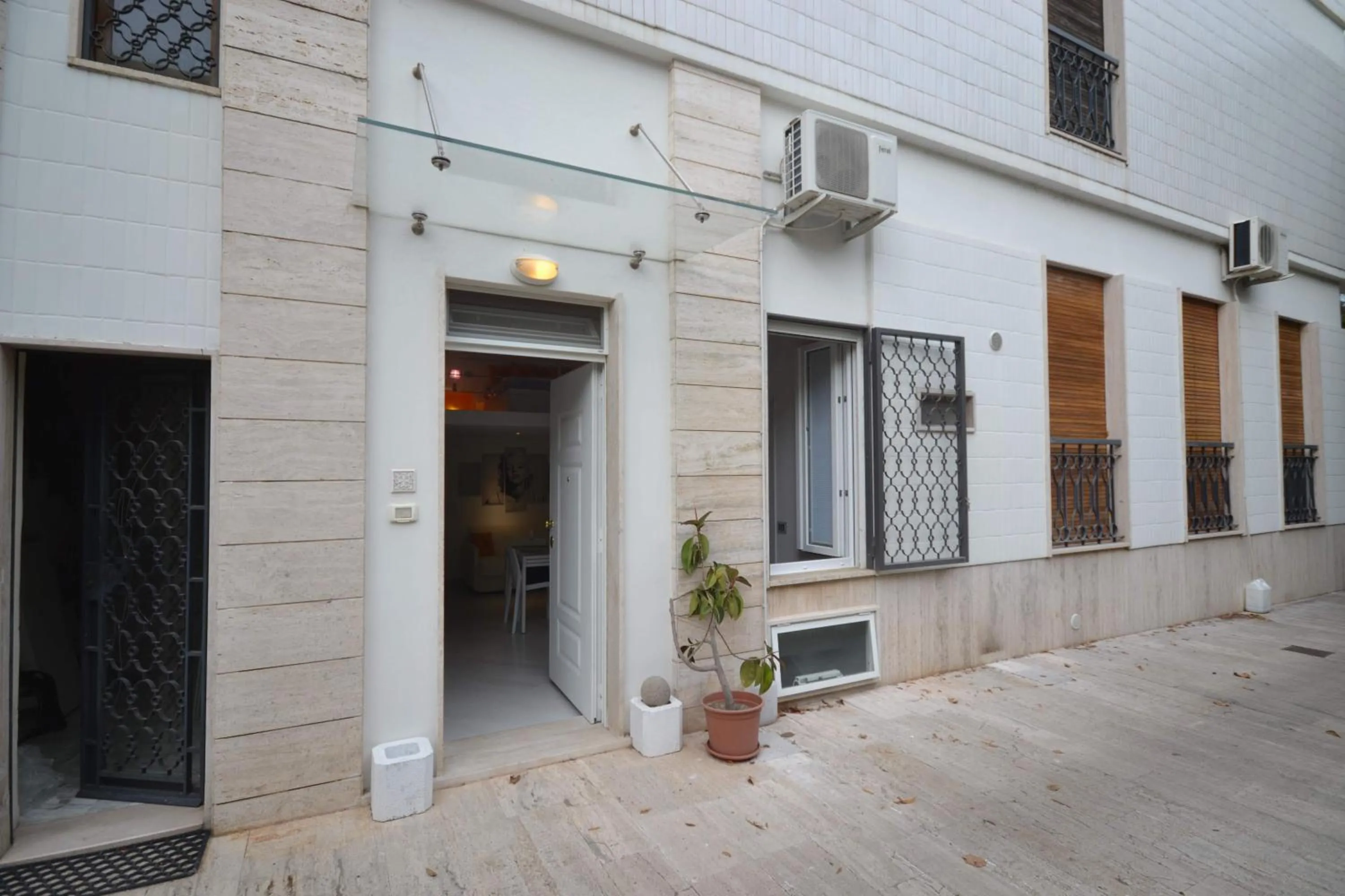 Facade/entrance in Golden Bay