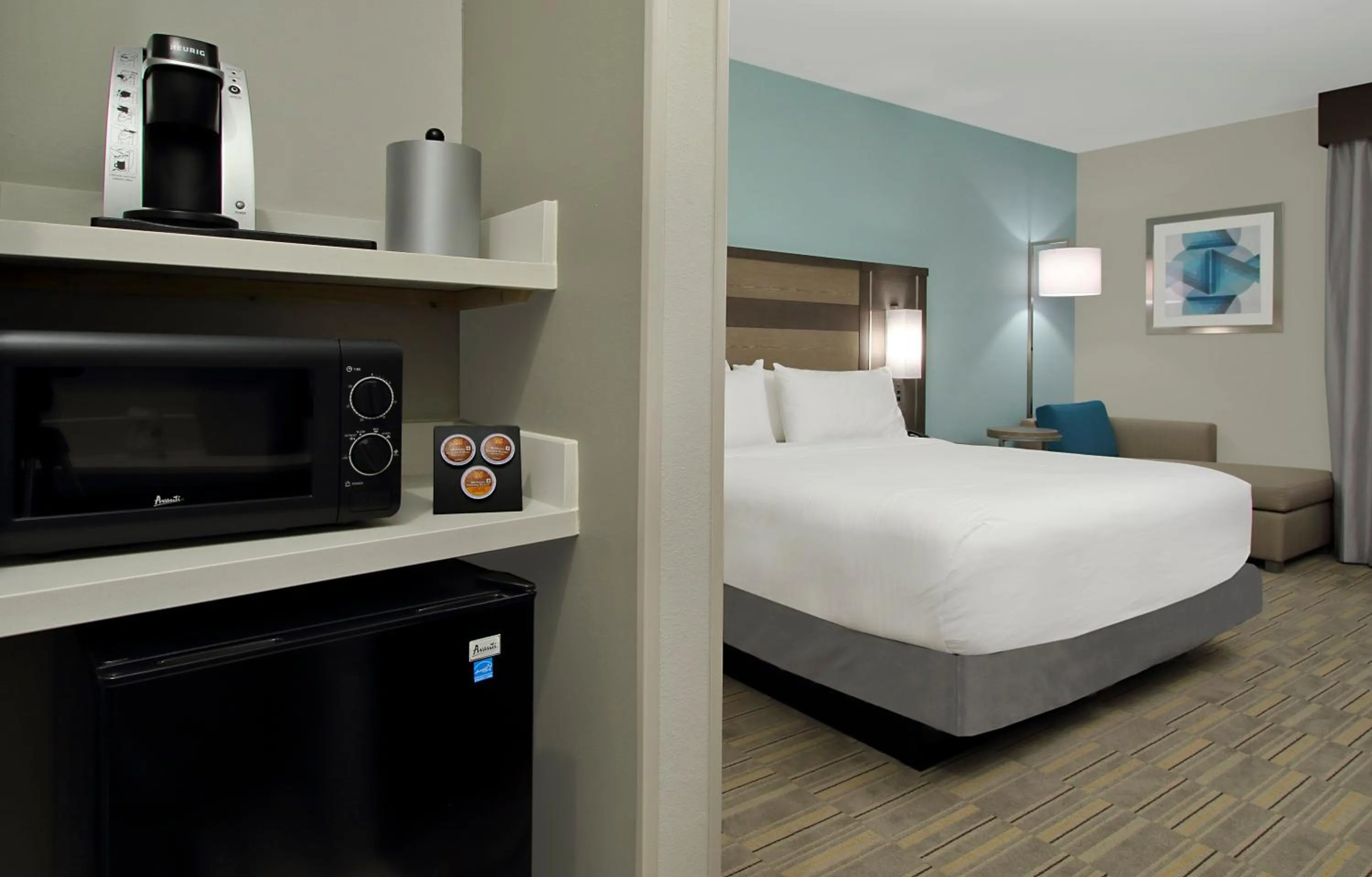 Photo of the whole room, Bed in Holiday Inn Express & Suites - Lake Charles South Casino Area by IHG