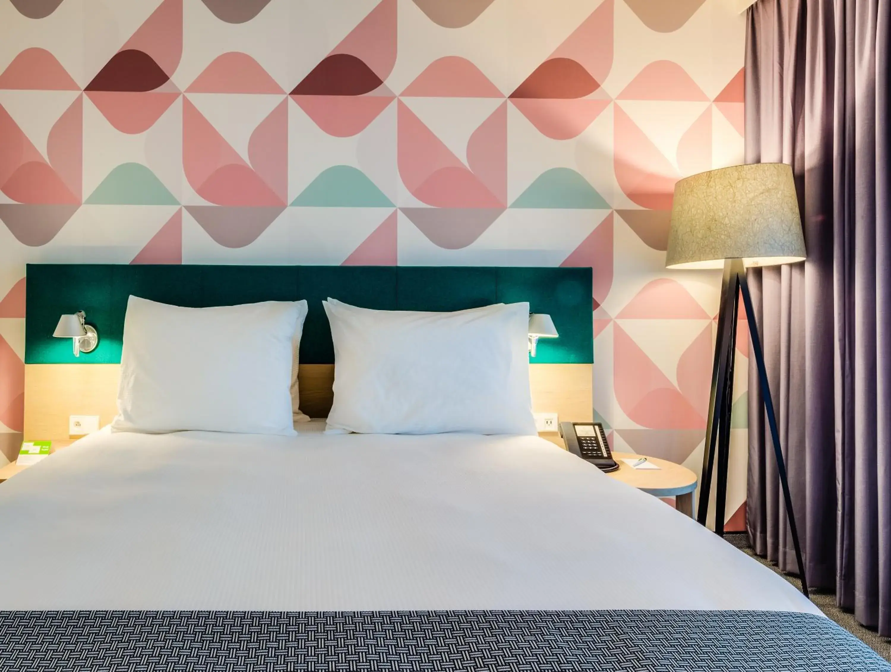 Bed in Holiday Inn - Warsaw City Centre by IHG Bed in Holiday Inn - Warsaw City Centre by IHG