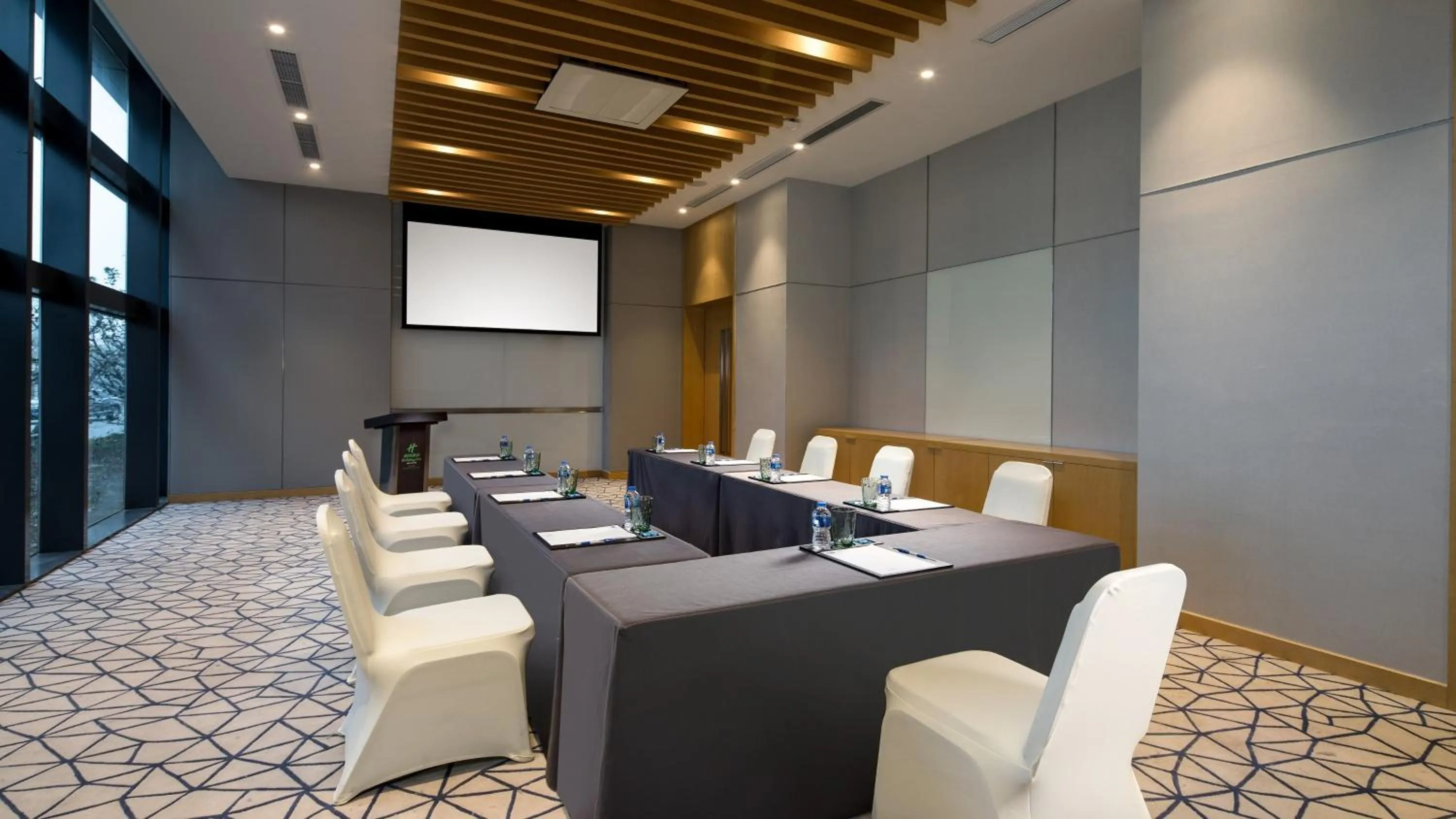 Meeting/conference room in Holiday Inn Express Suzhou Taihu Lake by IHG