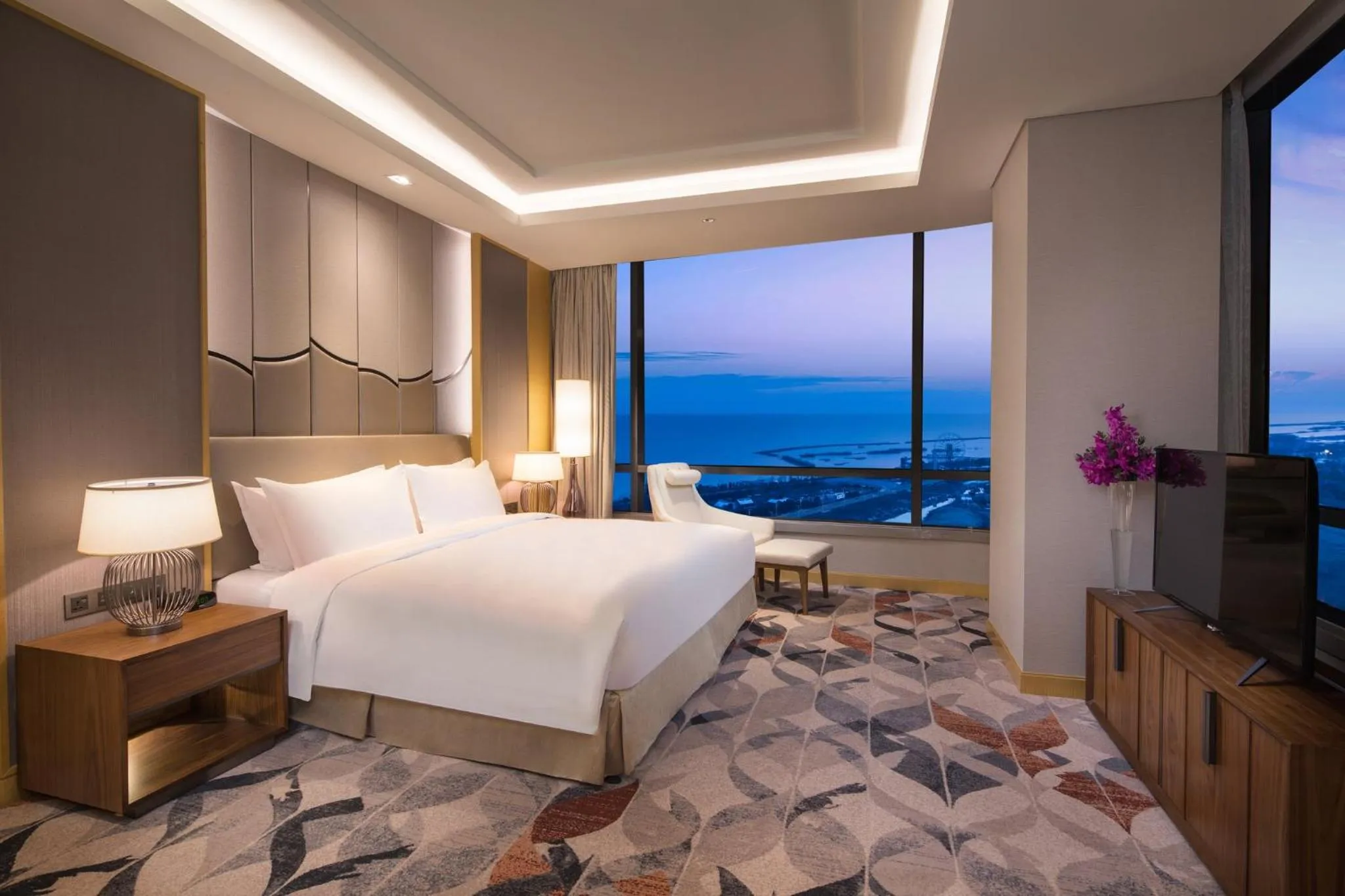 Photo of the whole room, Bed in Holiday Inn Suzhou Taihu Lake by IHG