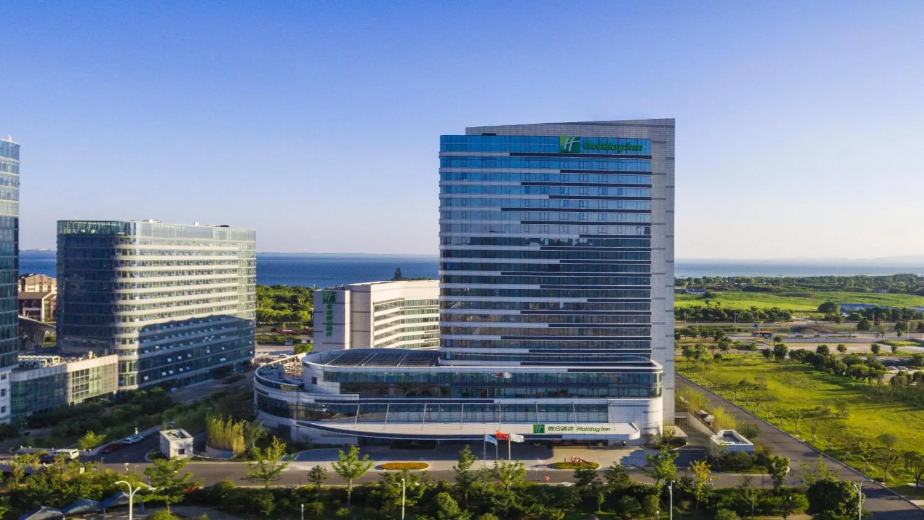 Property building in Holiday Inn Suzhou Taihu Lake by IHG Property building in Holiday Inn Suzhou Taihu Lake by IHG