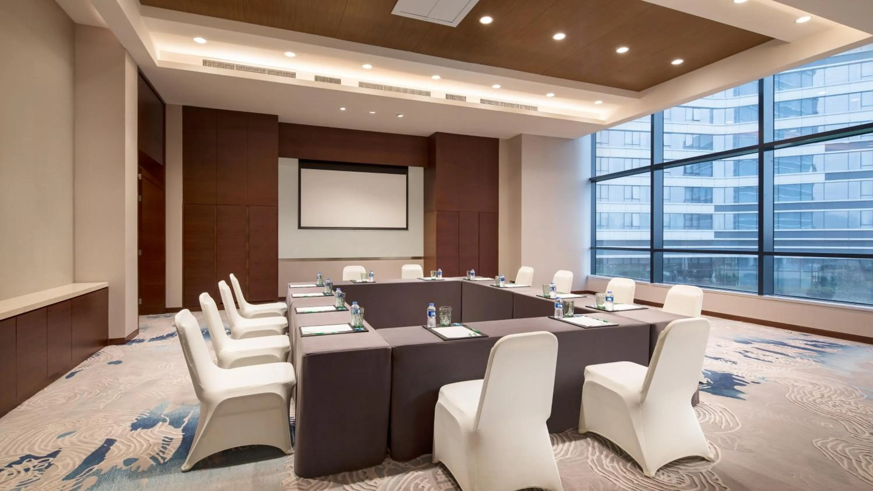 Meeting/conference room in Holiday Inn Suzhou Taihu Lake by IHG